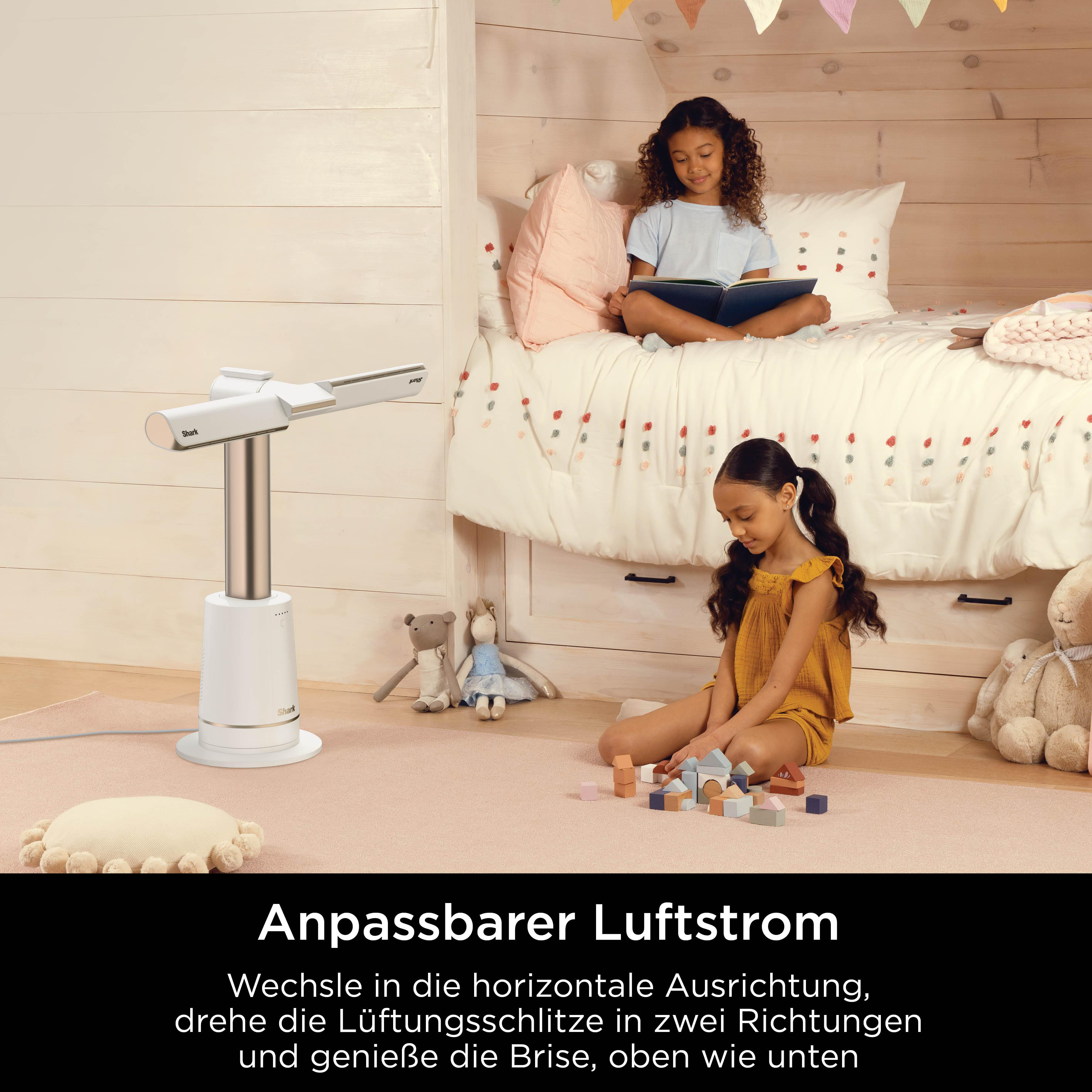 Zwei Mädchen spielen mit Bausteinen und einem Ventilator in einem Kinderzimmer.