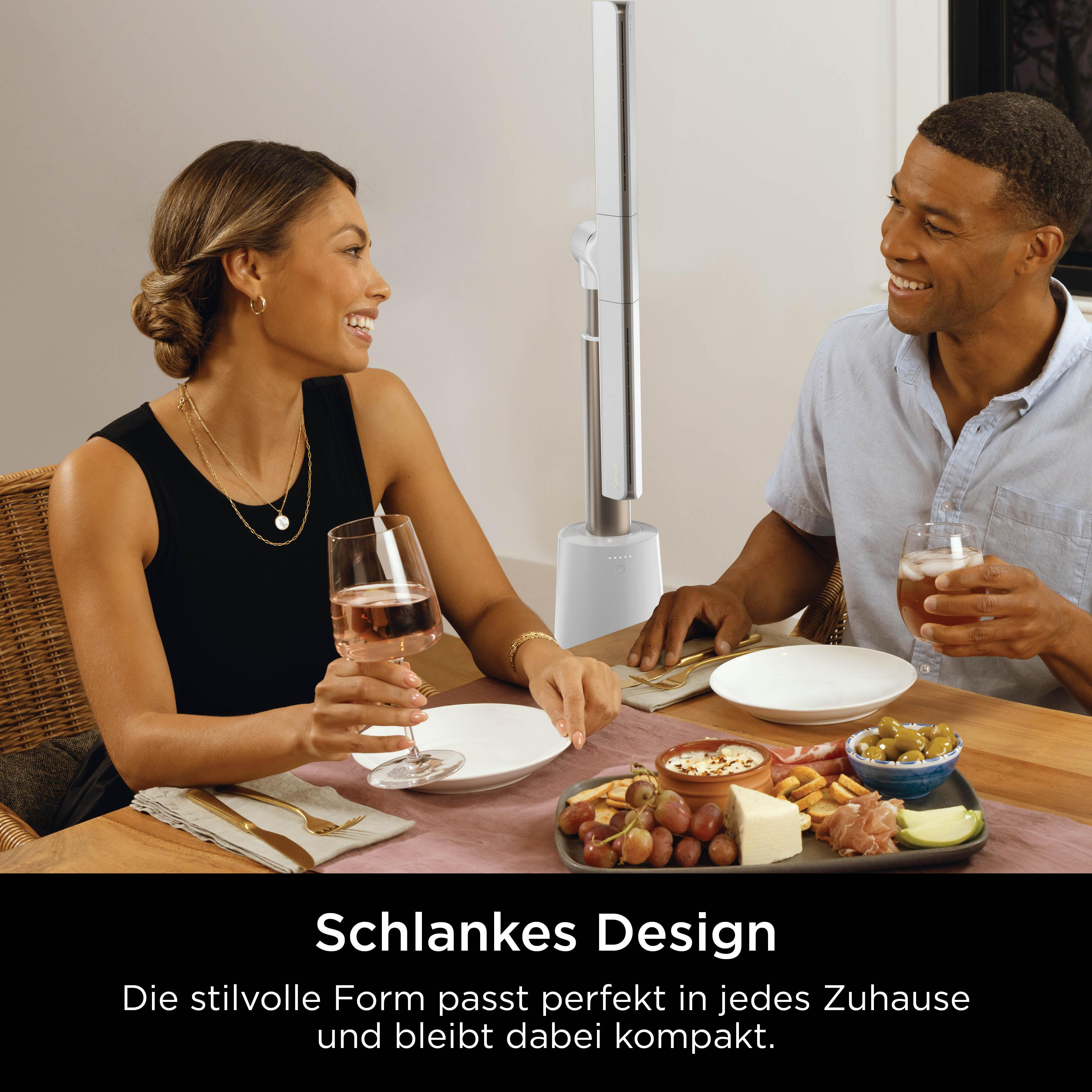 Ein Mann und eine Frau sitzen an einem Tisch mit Speisen und Getränken.
