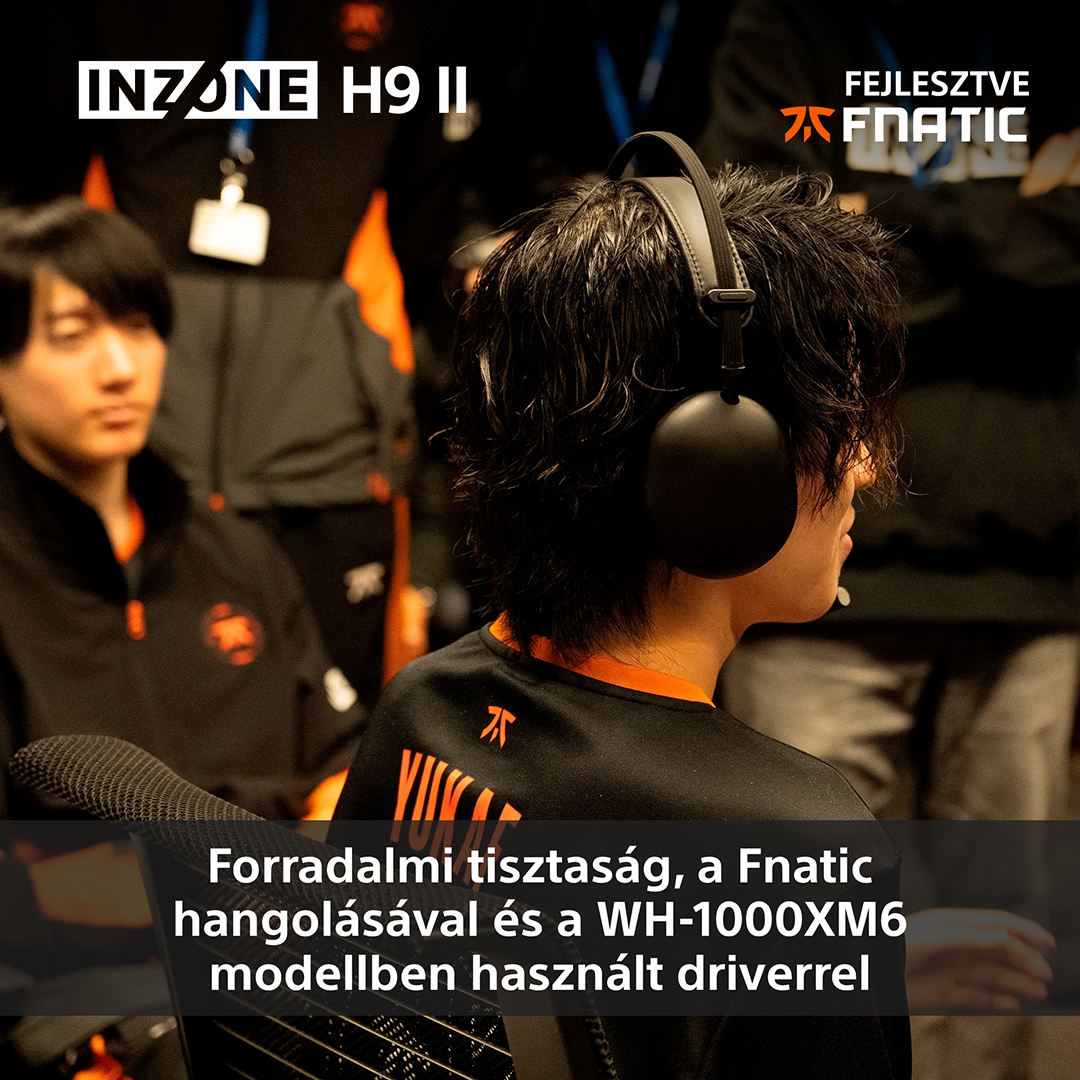 Fejhallgatót viselő férfi Fnatic mezben. Közelkép.