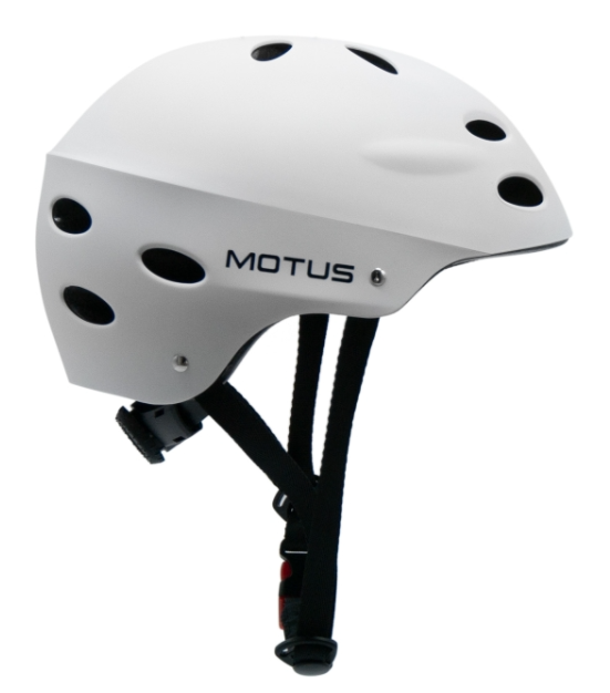 Biały kask z logo MOTUS i otworami wentylacyjnymi.