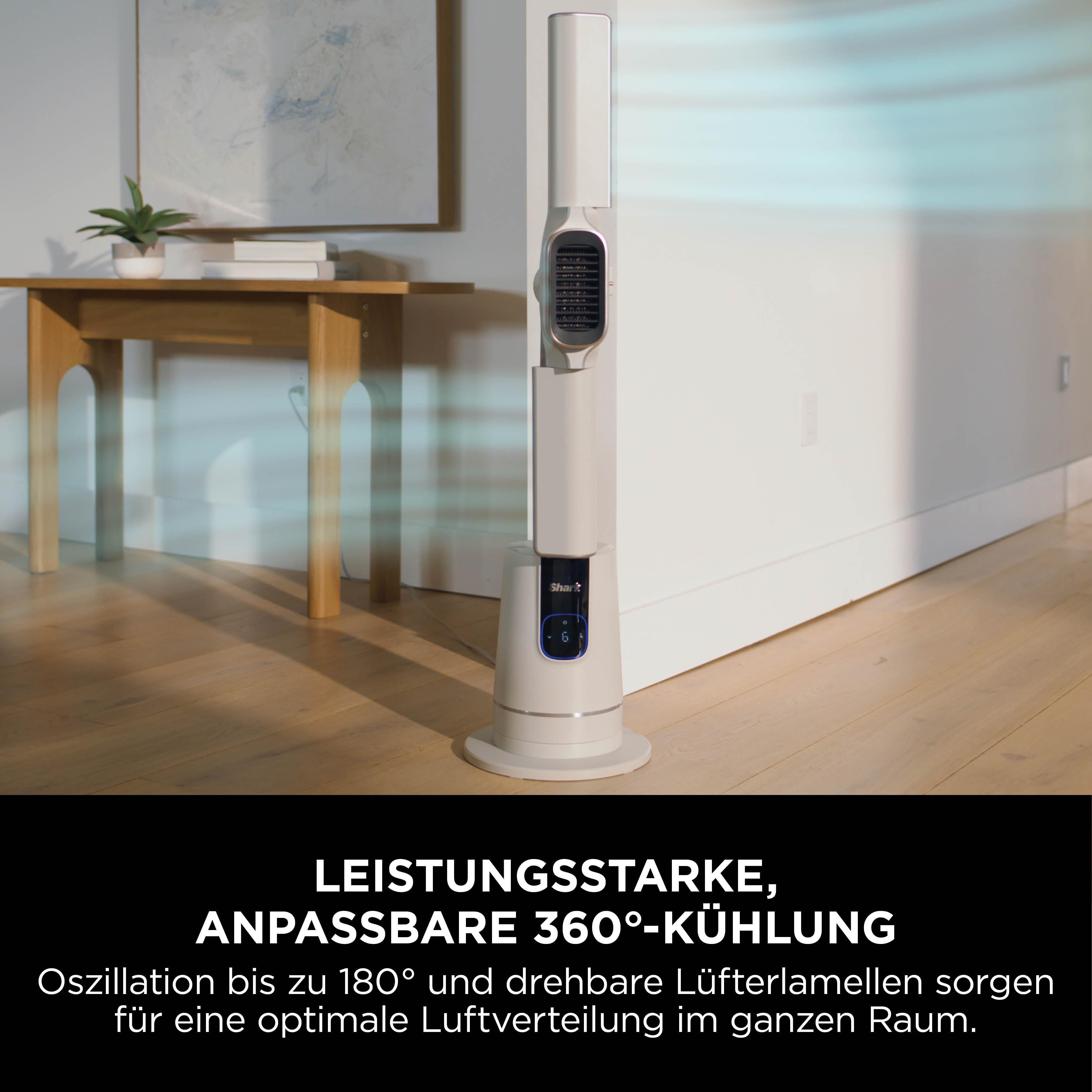 Ein weißer Turmventilator steht auf einem Holzboden neben einem Tisch.