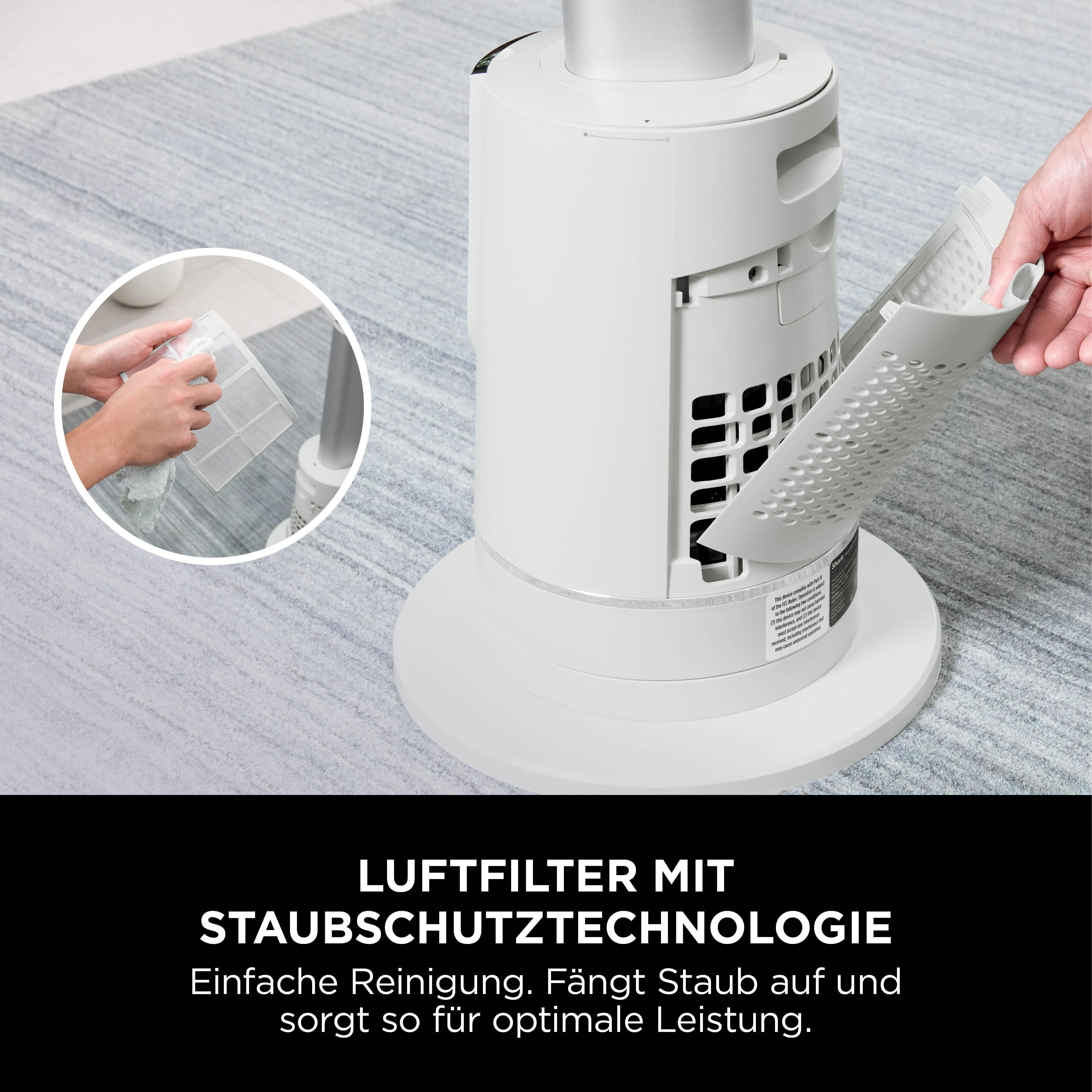 Weiße Lüfter-Filter werden gereinigt. Eine Hand hält einen Filter, die andere wischt ihn ab.