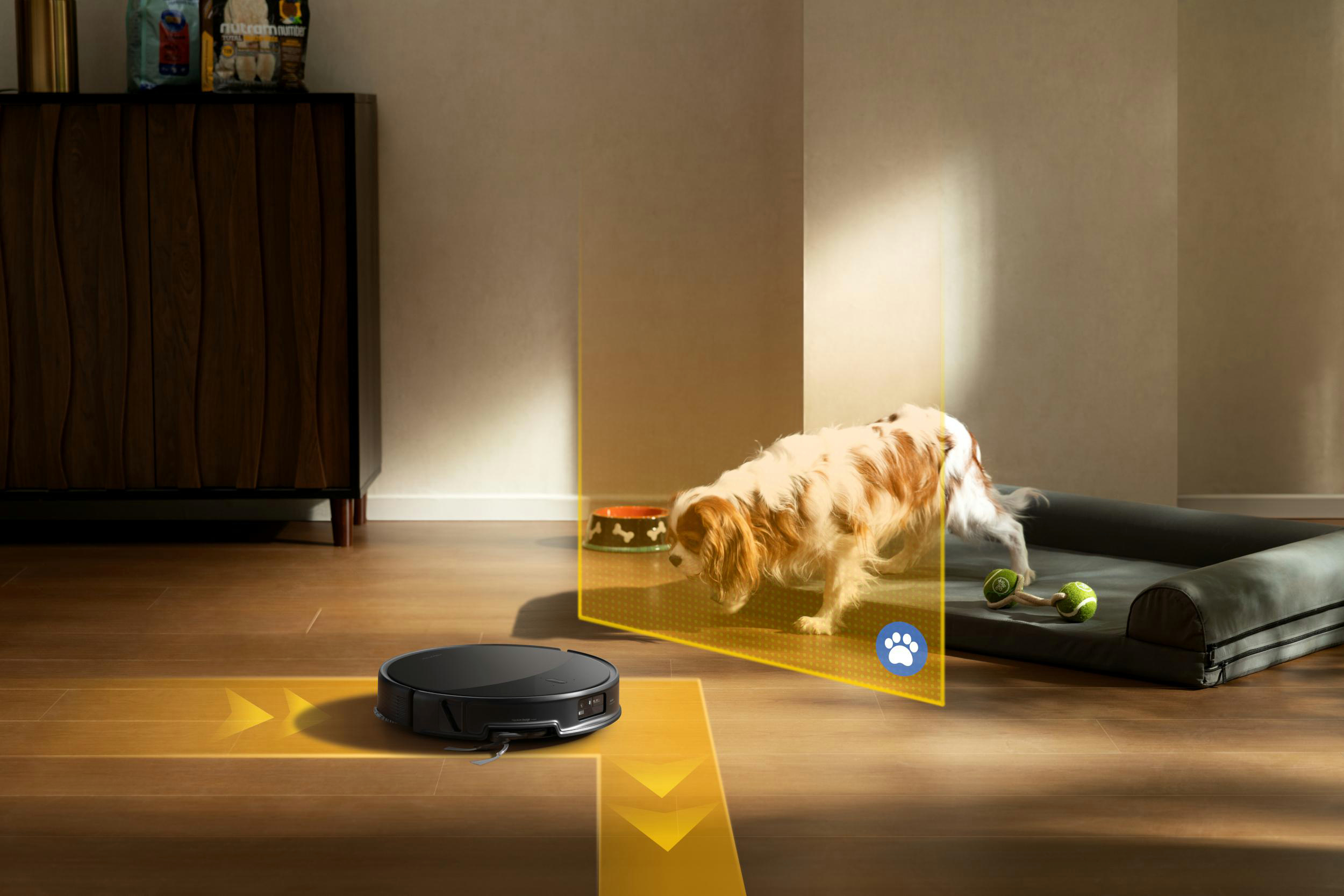 Ein Roboterstaubsauger reinigt den Boden in der Nähe eines Hundes.