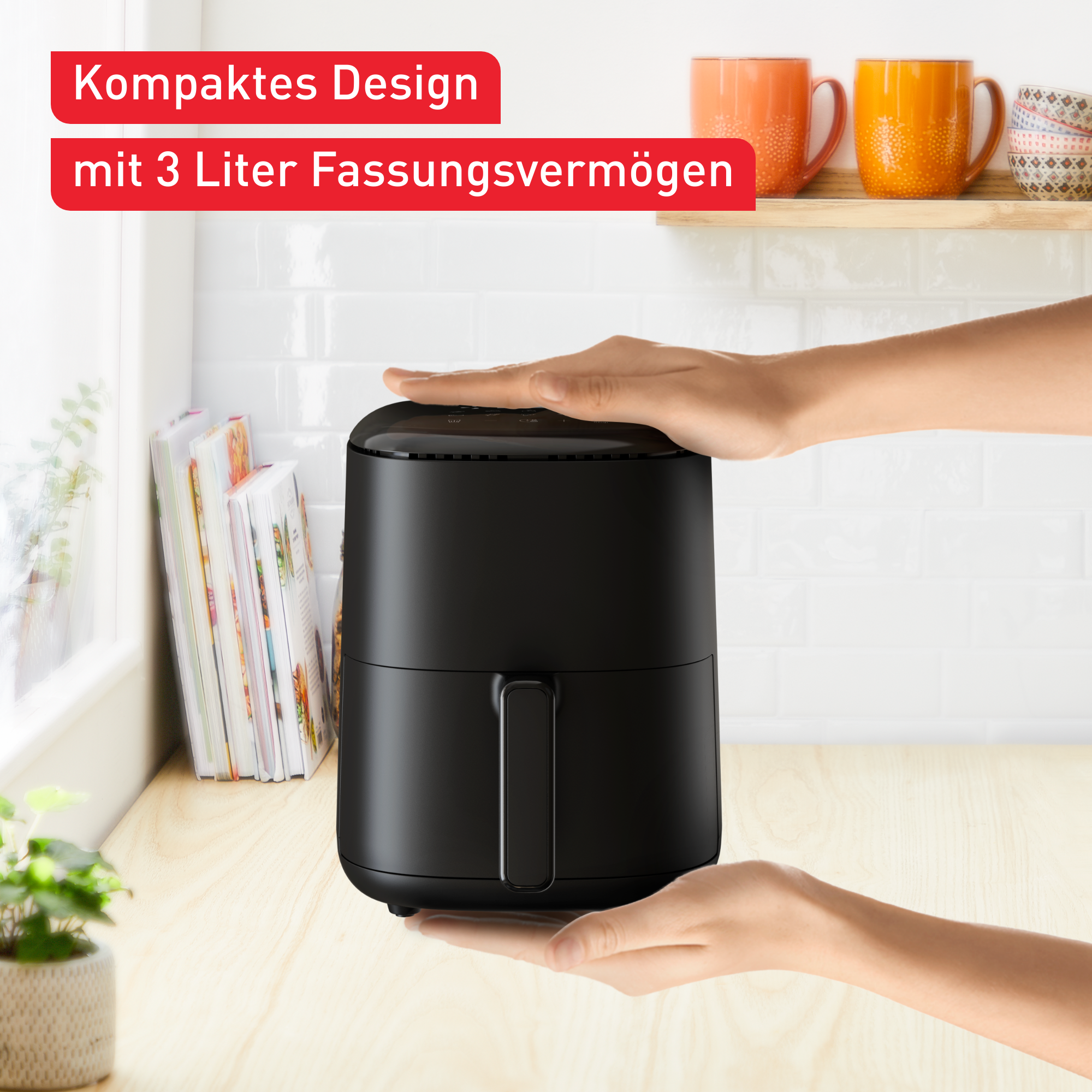 Schwarzer Airfryer mit 3L Fassungsvermögen, Hände zeigen Größe auf Holztisch.
