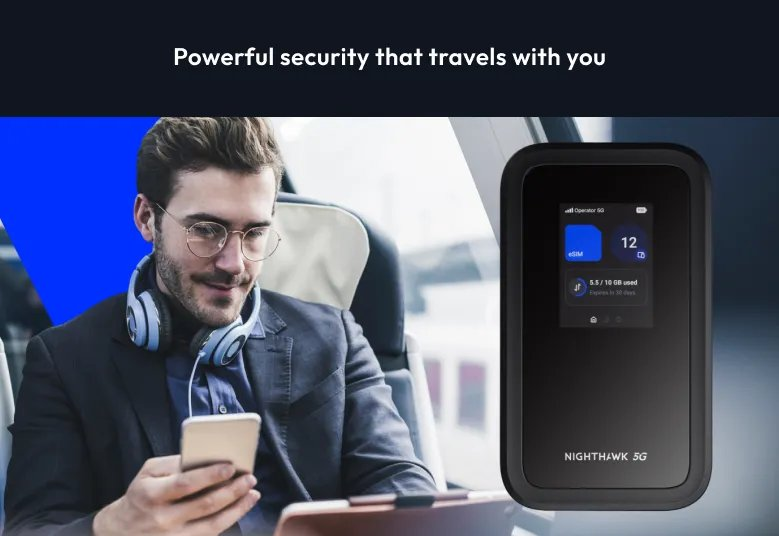 Homme dans un train avec casque et téléphone, à côté d'un hotspot Nighthawk 5G.
