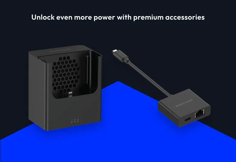 Une station d'accueil Nighthawk noire et un adaptateur USB-C avec port Ethernet.