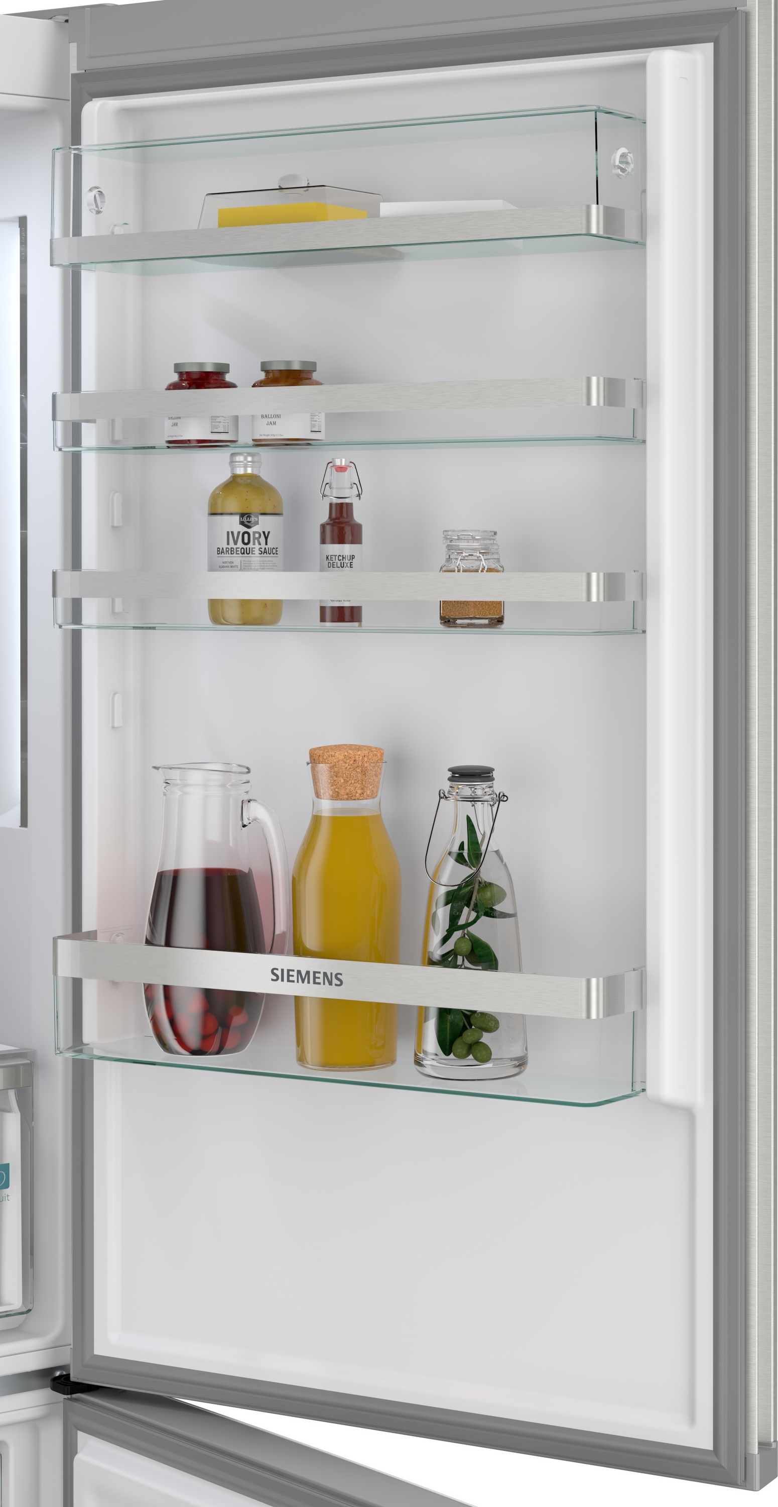 Offener Kühlschrank mit Glaseinlegeböden, gefüllt mit Lebensmitteln.