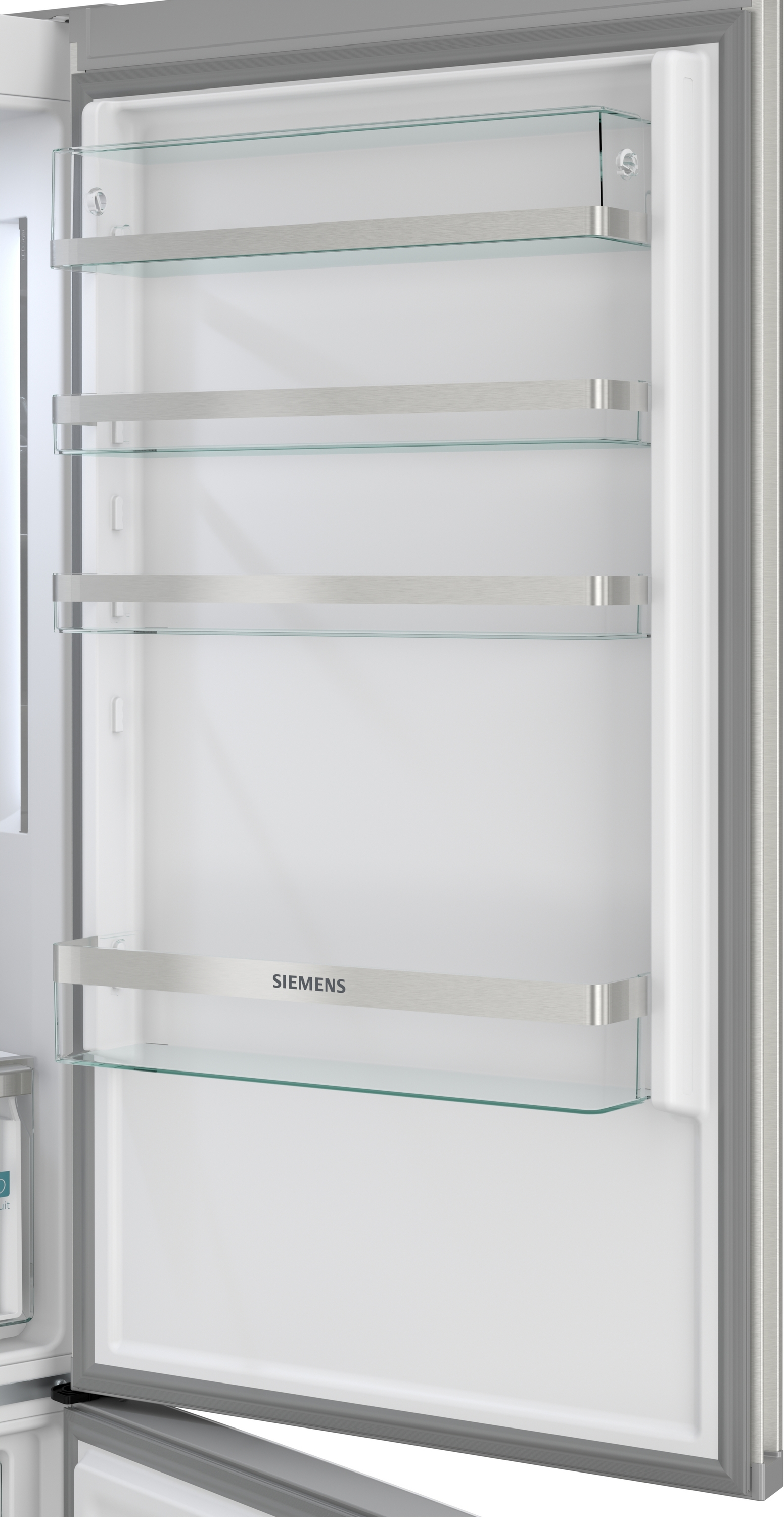 Offene Kühlschranktür mit Glasablagen und Siemens-Logo.