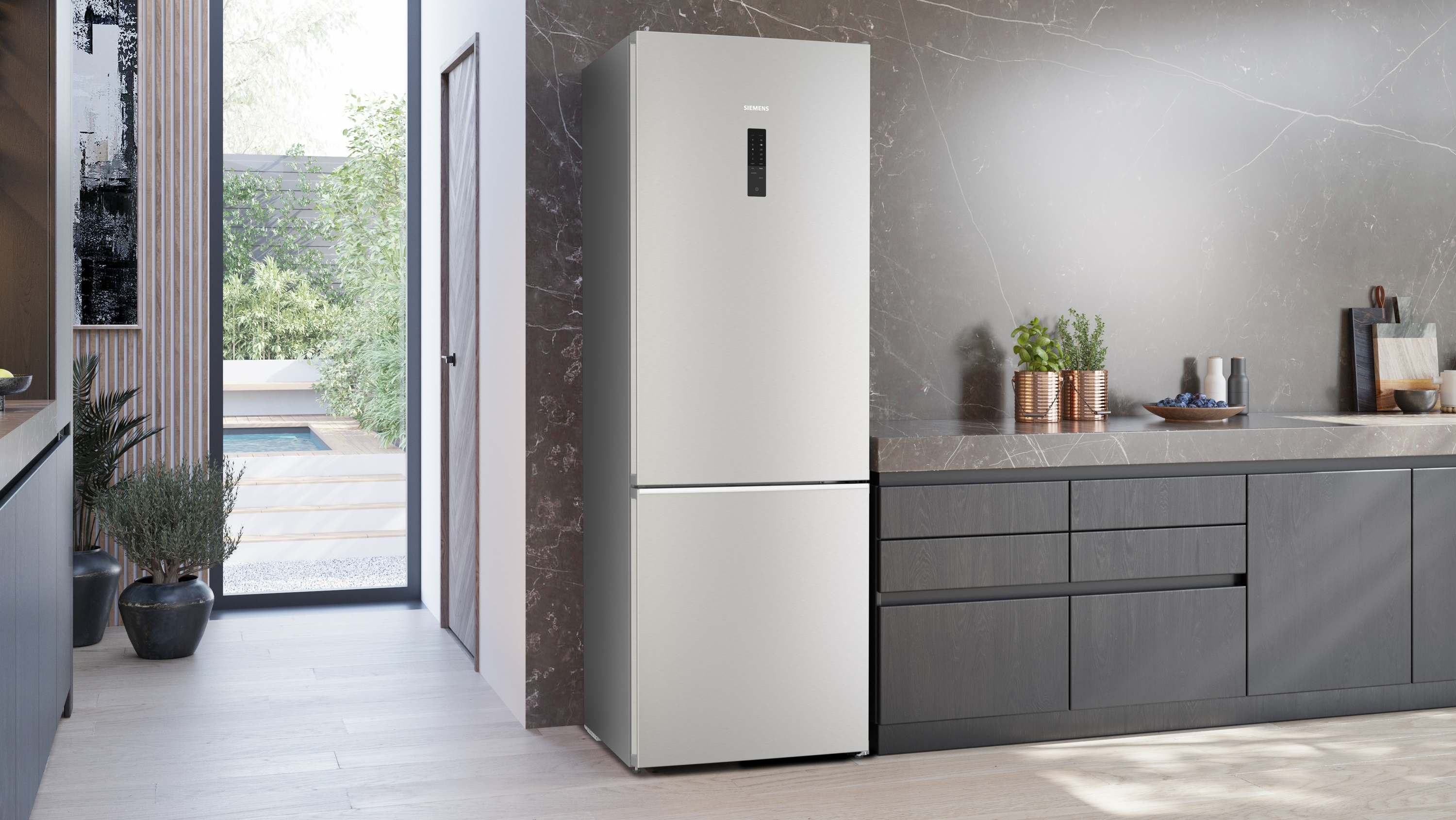 Ein schlankes, weißes Siemens-Kühlschrank steht in einer modernen Küche mit Holzböden.