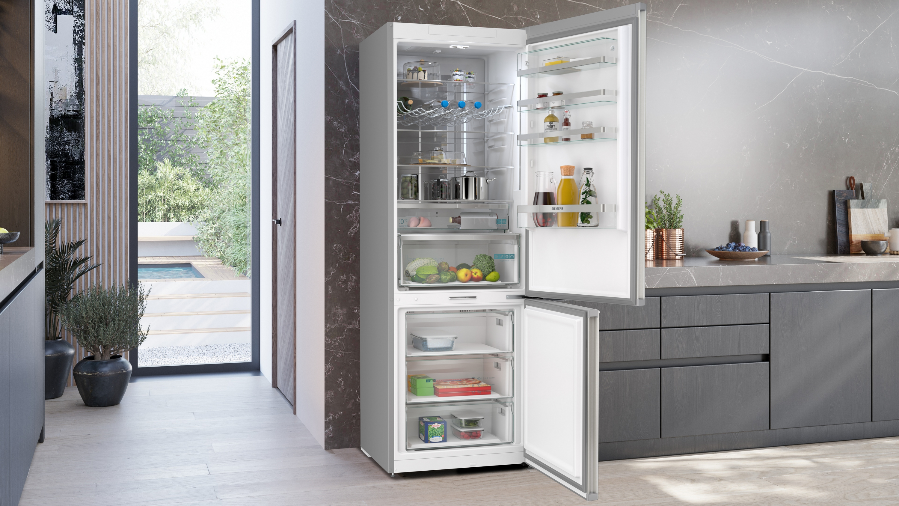 Ein offener Kühlschrank in einer modernen Küche mit Obst und Gemüse.