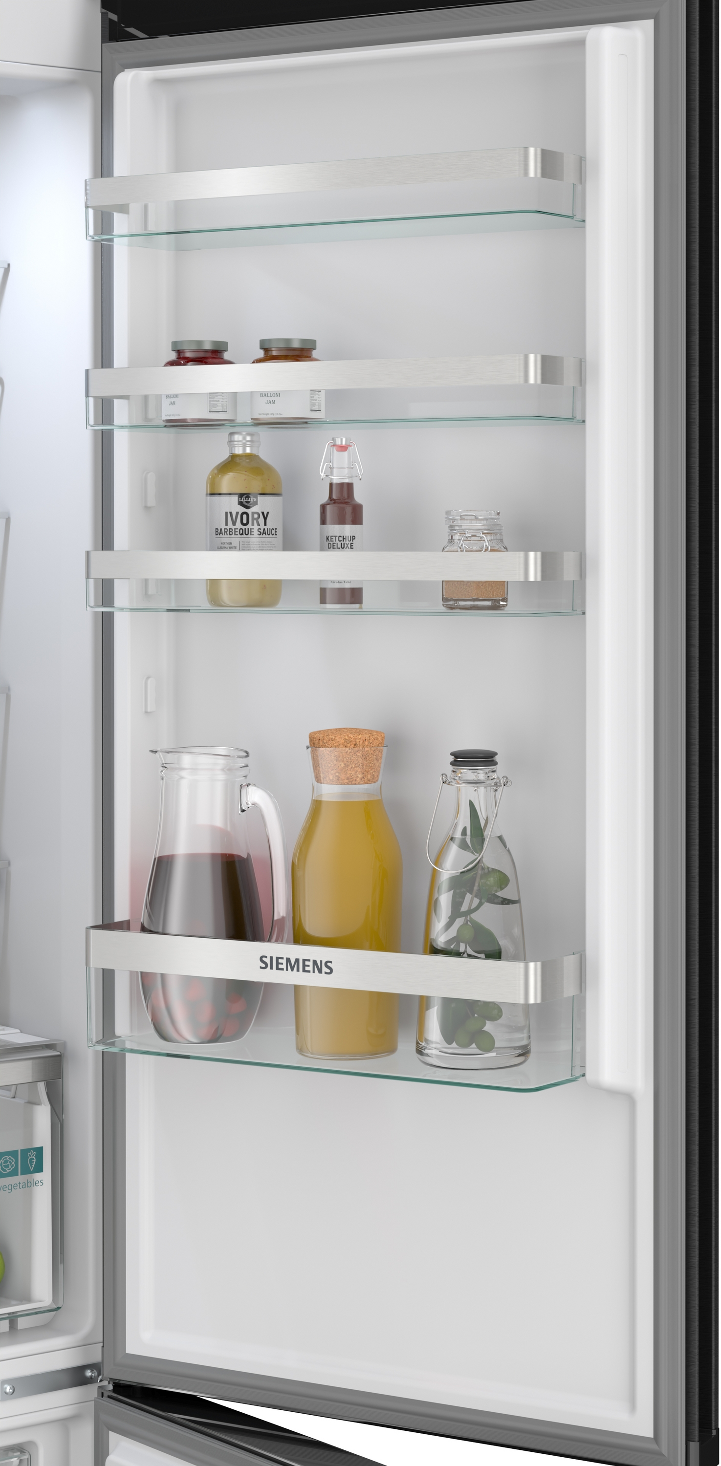 Ein offener Kühlschrank mit Glaseinlegeböden. Darauf Gläser mit Marmelade, Saucen und Getränken.