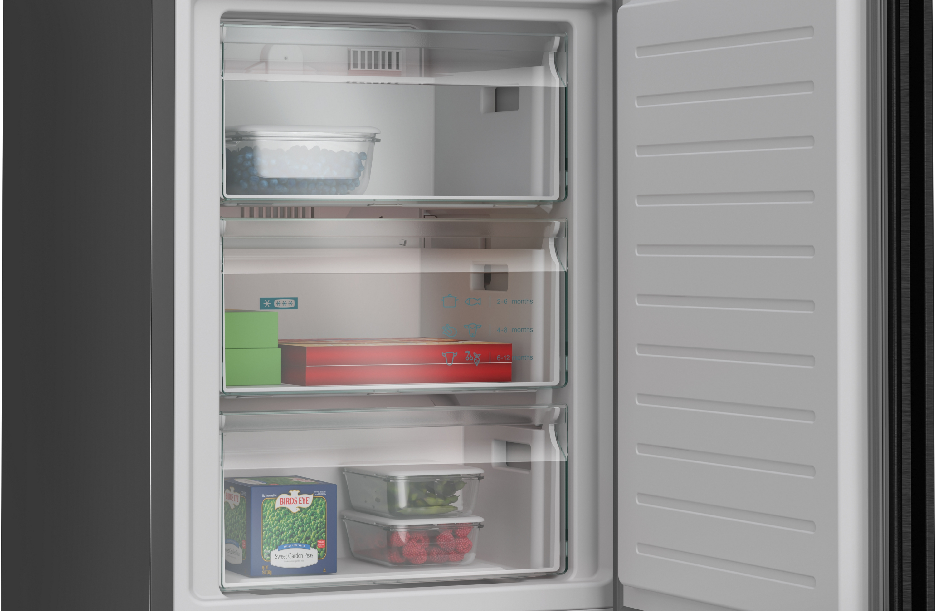 Gefrierschrank mit Blaubeeren, Erbsen, Beeren und roter Box.