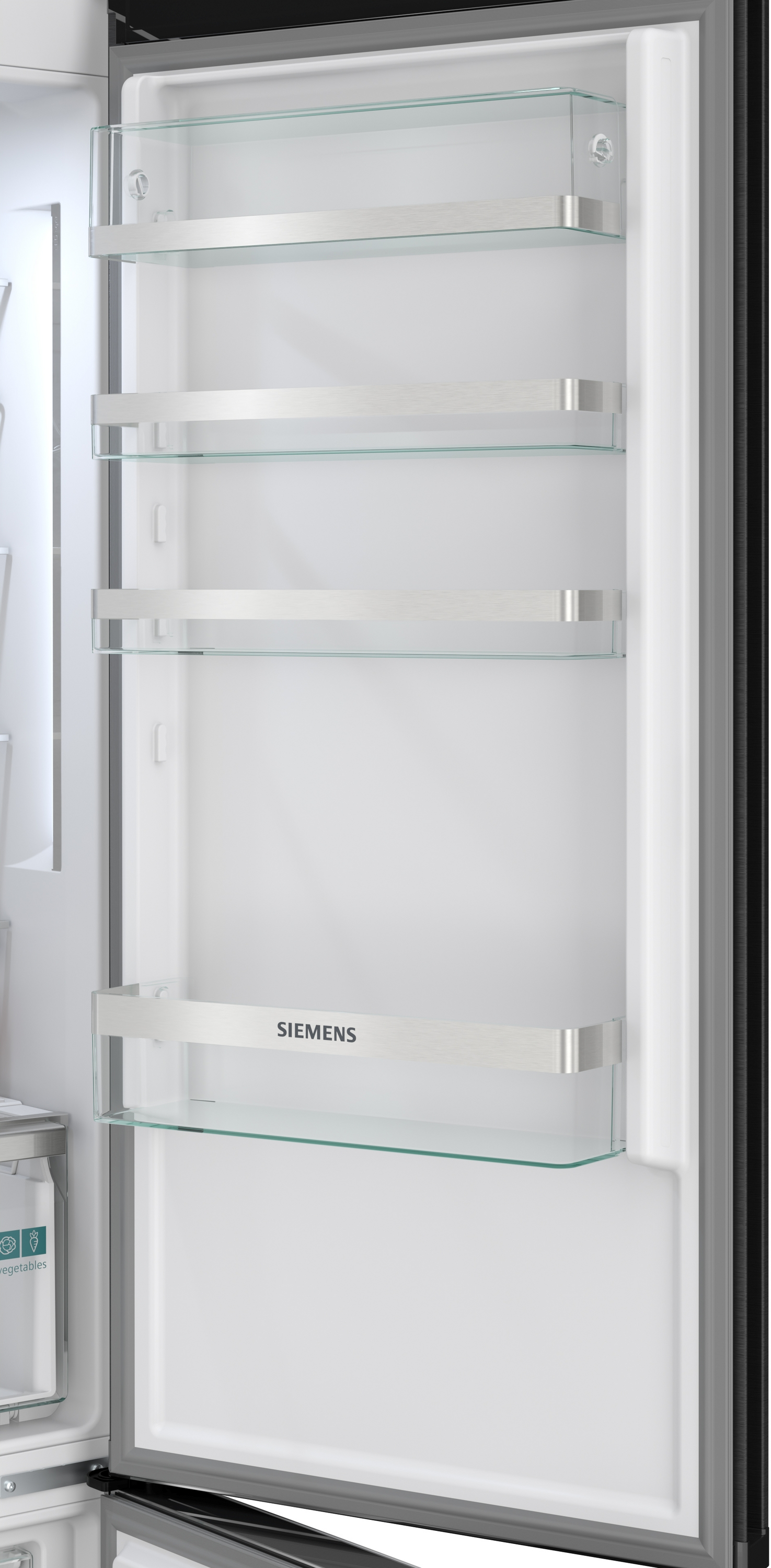 Ein offener Kühlschrank mit vier Glasregalen und silbernen Akzenten.