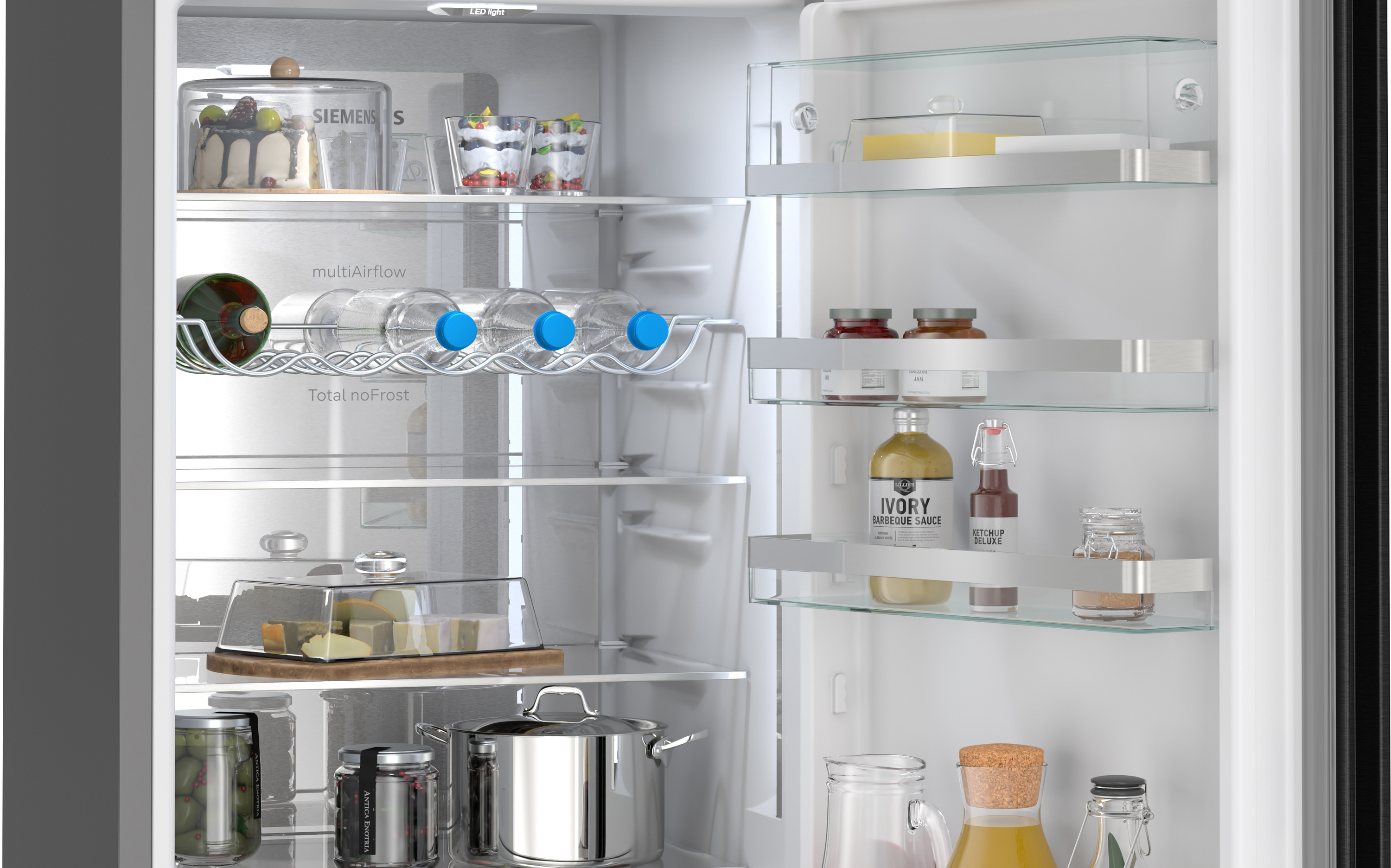Gefüllter Kühlschrank mit Kuchen, Desserts, Flaschen und Gläsern.