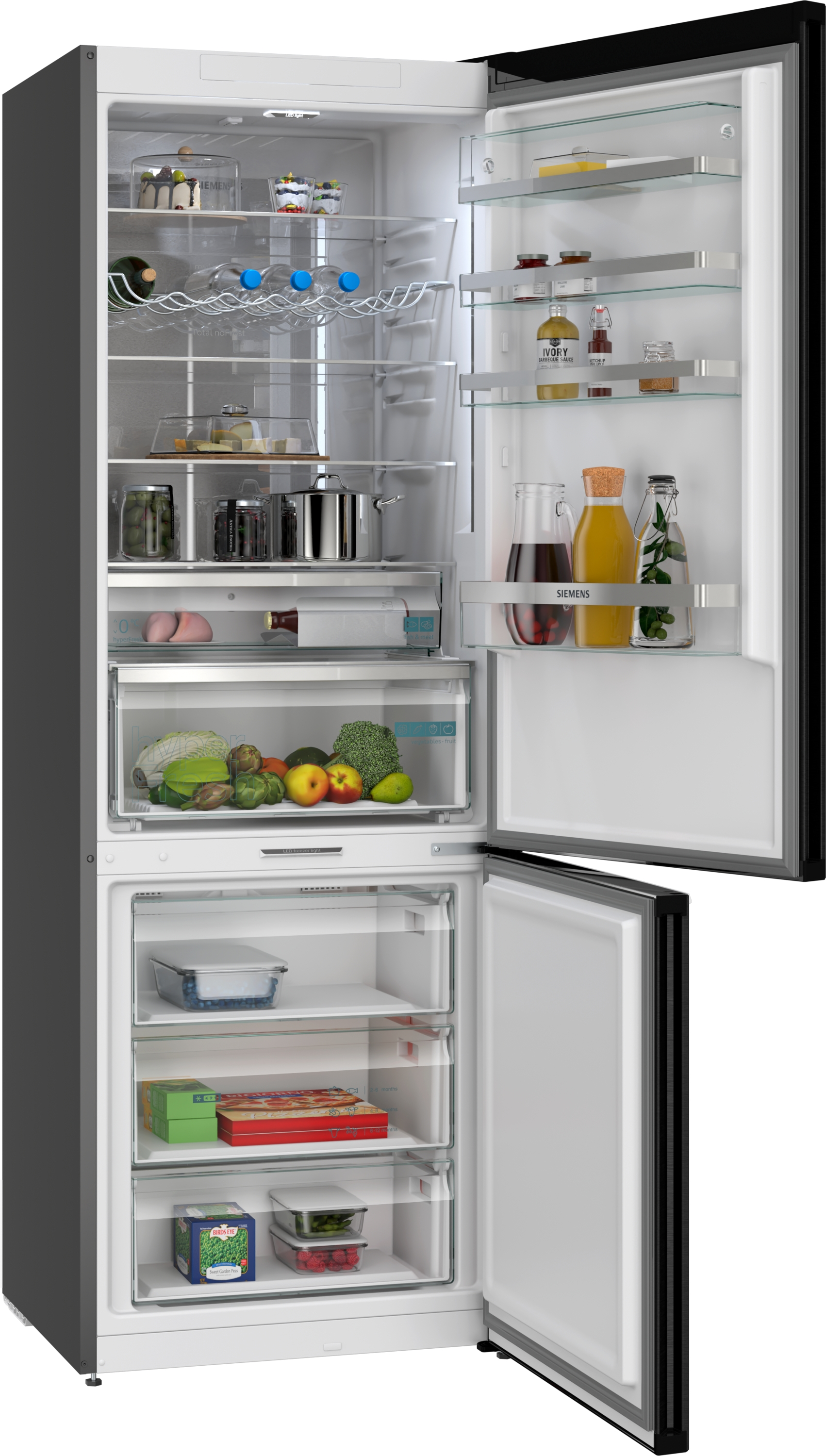 Ein offener Kühlschrank mit Lebensmitteln, darunter Obst, Gemüse, Flaschen und Gläser.