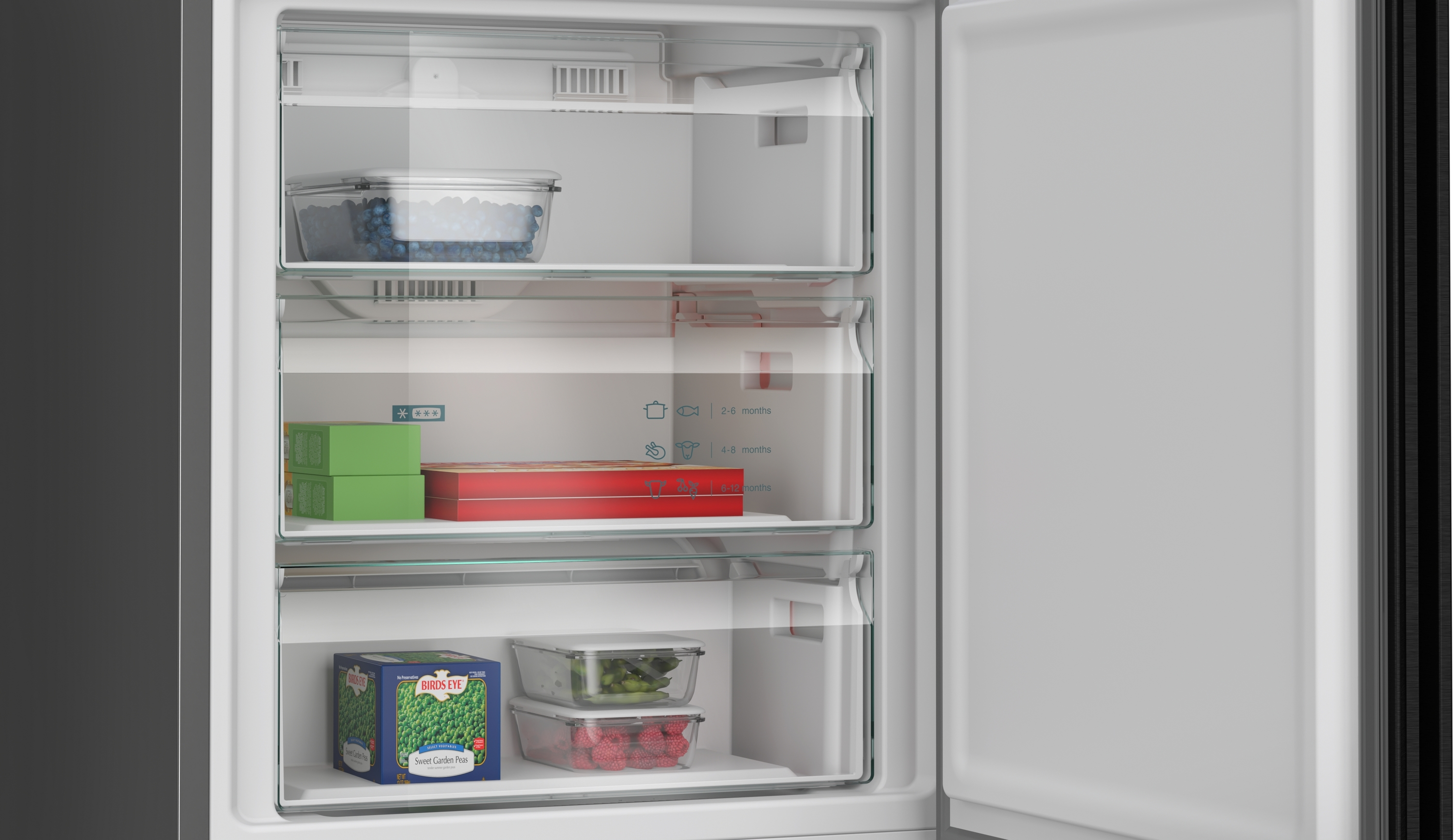 Gefrierschrank mit gefrorenen Beeren, Erbsen und Himbeeren in Behältern.