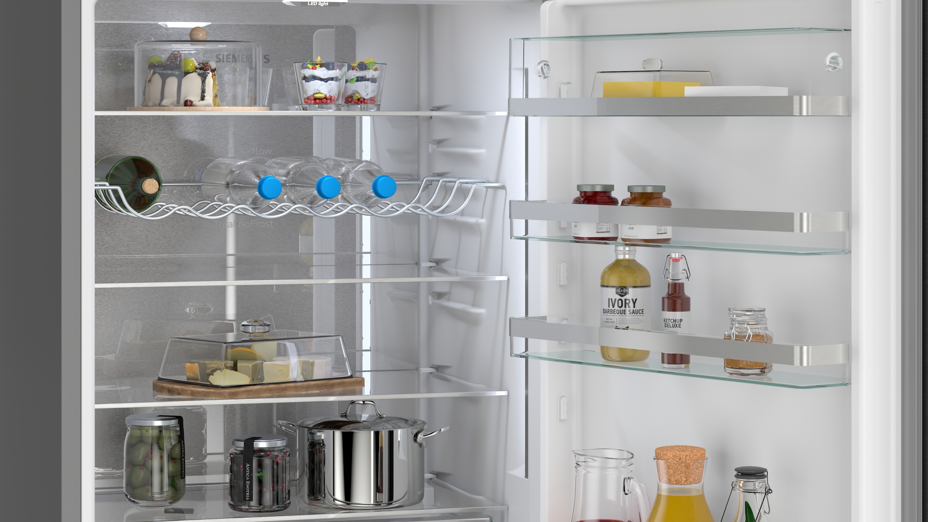 Ein offener Kühlschrank mit Lebensmitteln: Kuchen, Desserts, Flaschen, Gläser, Käse und Kochtopf.