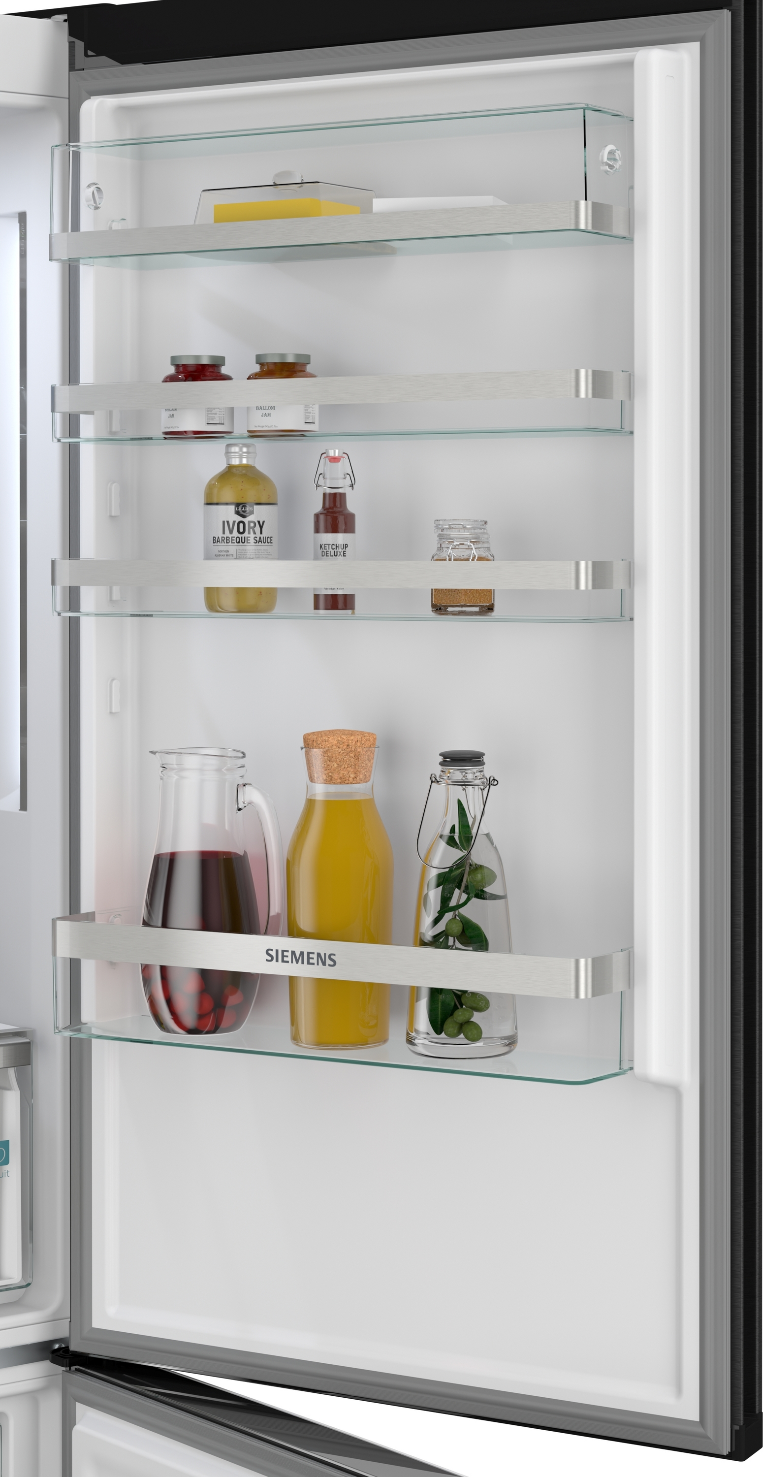Kühlschranktür offen mit Glaseinlegeböden, gefüllt mit Gläsern und Karaffen.