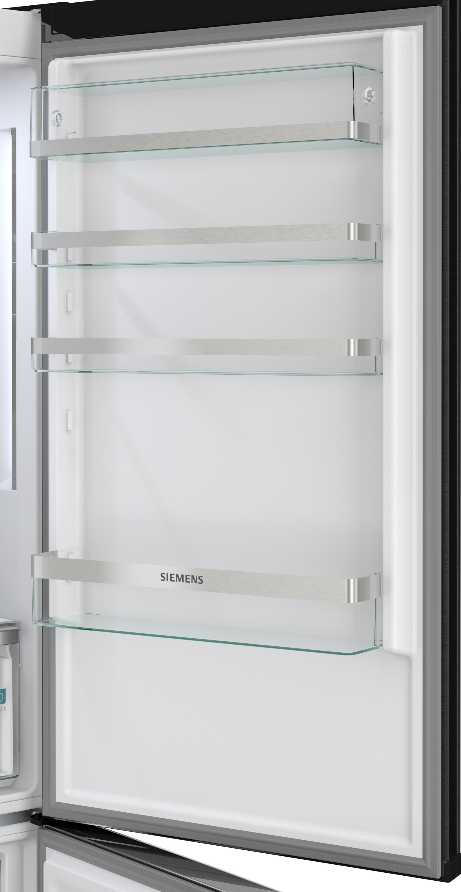 Innenraum eines offenen Siemens Kühlschranks mit Glasböden.