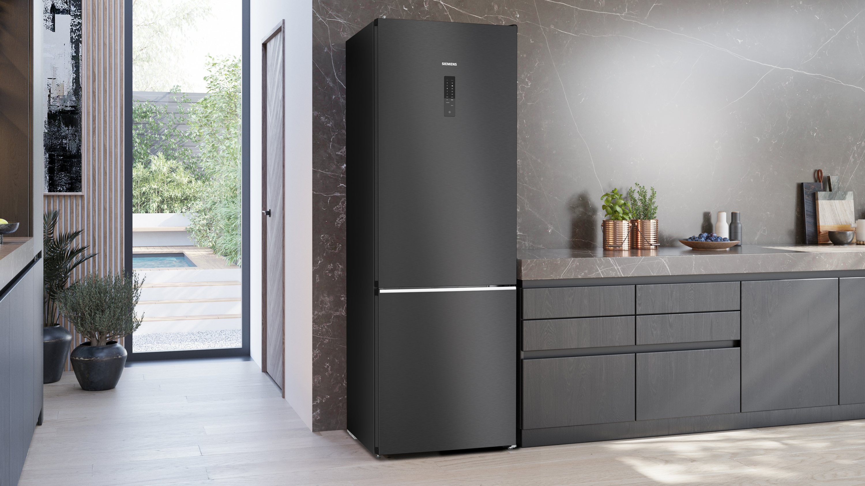 Schwarzer Siemens Kühlschrank in einer modernen Küche mit Marmorwand und Holzschränken.