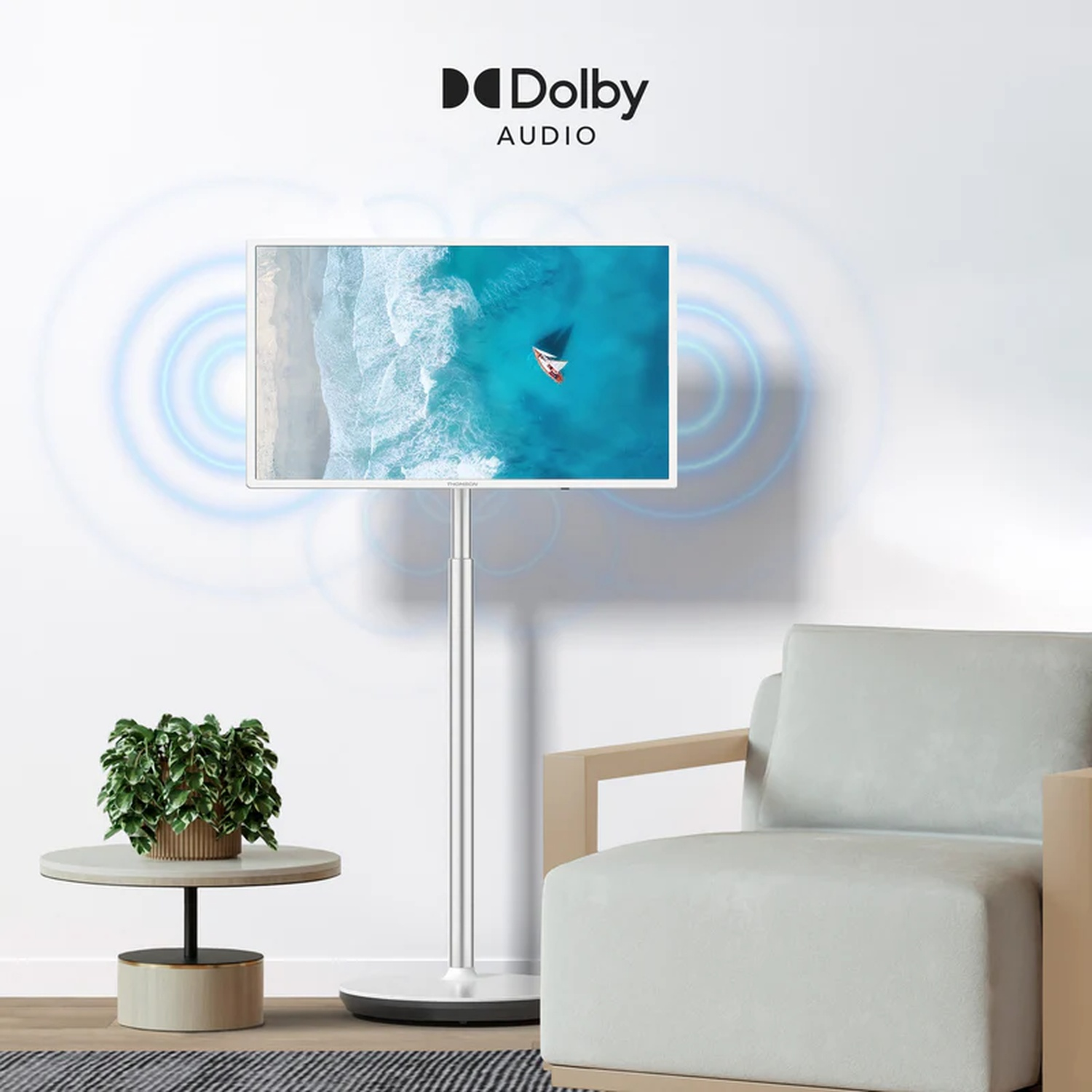 Logo Dolby Audio sopra un TV che mostra una barca in mare.