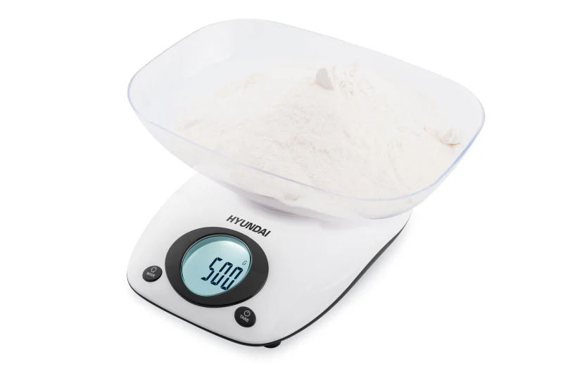 Fehér konyhai mérleg átlátszó tálban, 500g liszttel.