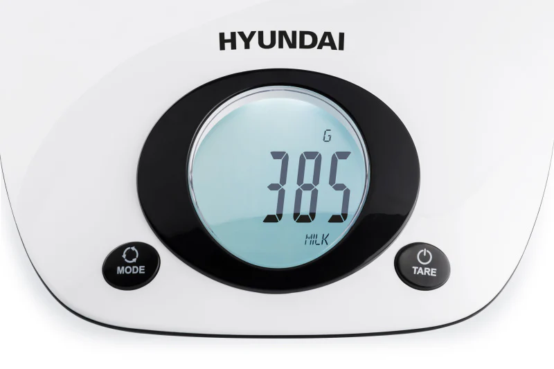 Digitális mérleg 385 gramm tejet mutat. Hyundai logó felül.