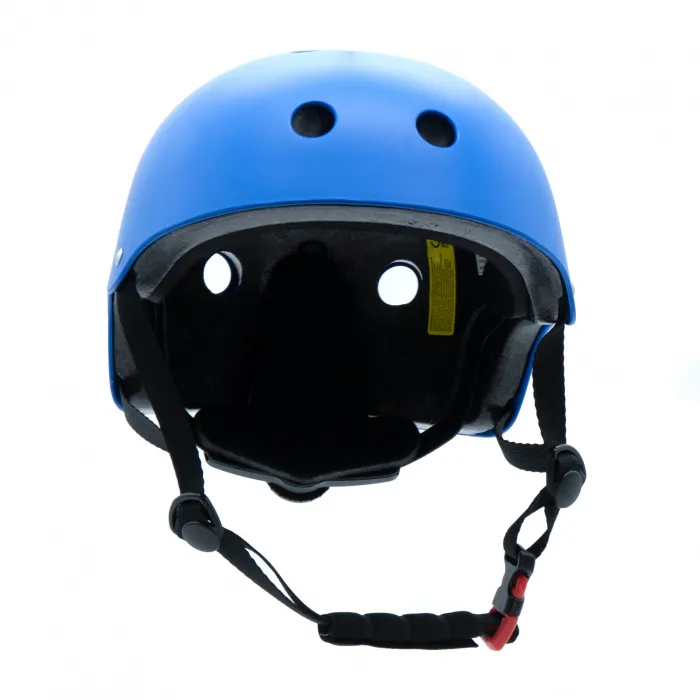 Niebieski kask z otworami wentylacyjnymi i czarnymi paskami.