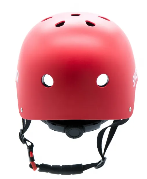 Czerwony kask z otworami wentylacyjnymi i paskami. Biały napis z boku.