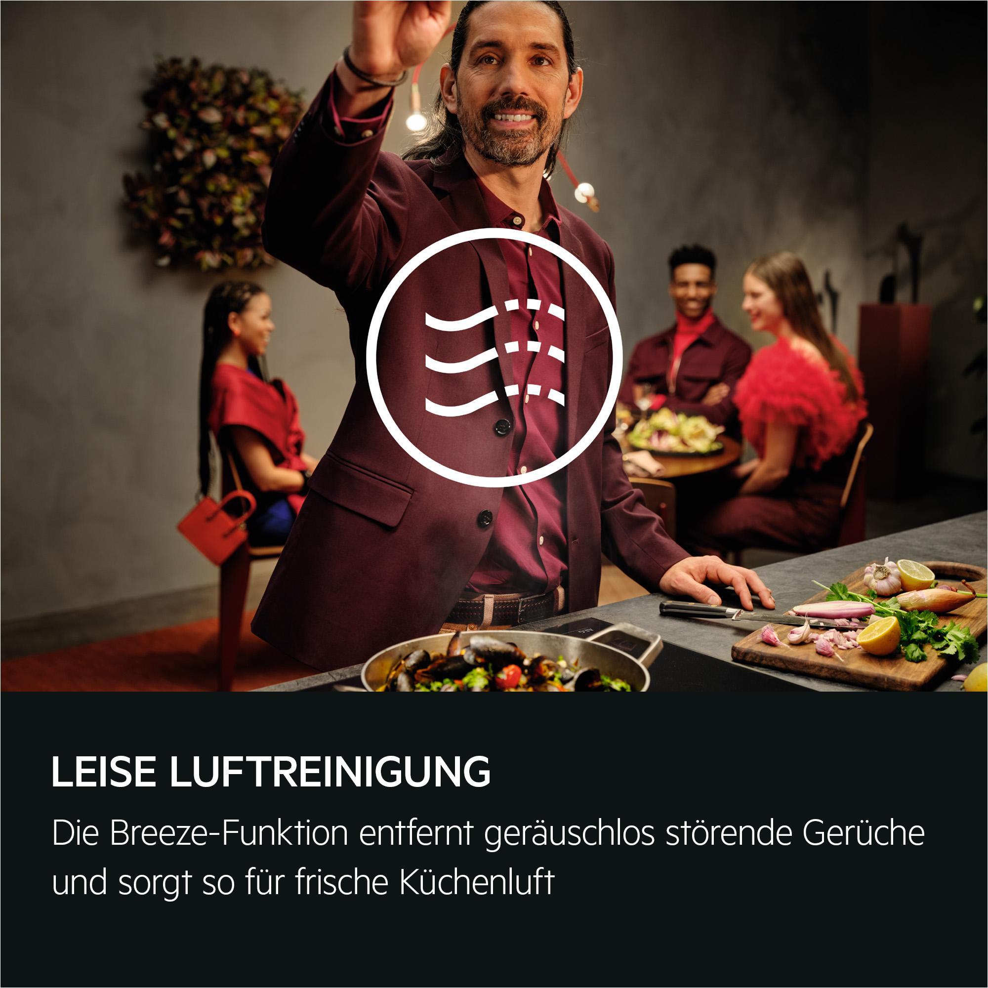 Mann in elegantem Anzug mit Luftreinigungssymbol, Essen und Gästen im Hintergrund.