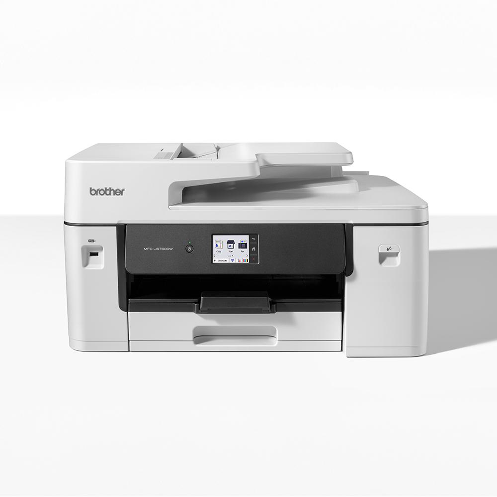 Ein weißer Brother MFC-J6760DW Drucker steht auf weißem Hintergrund.