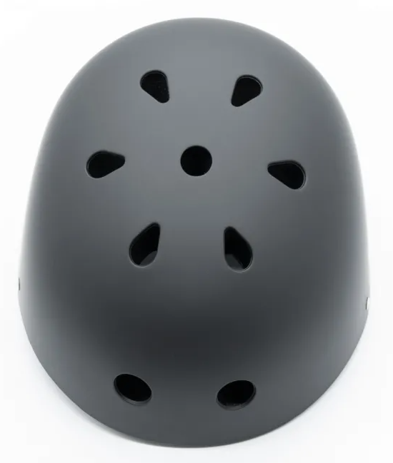 Czarny kask z wieloma otworami wentylacyjnymi, widziany z góry.