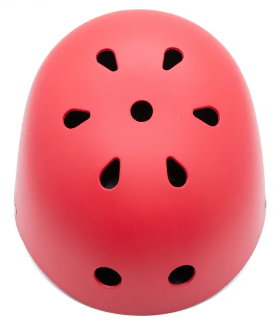 Czerwony kask z otworami wentylacyjnymi na białym tle.