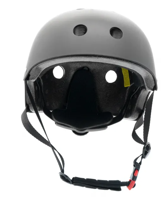 Wnętrze czarnego kasku z paskami i wyściółką. Widoczne otwory wentylacyjne.