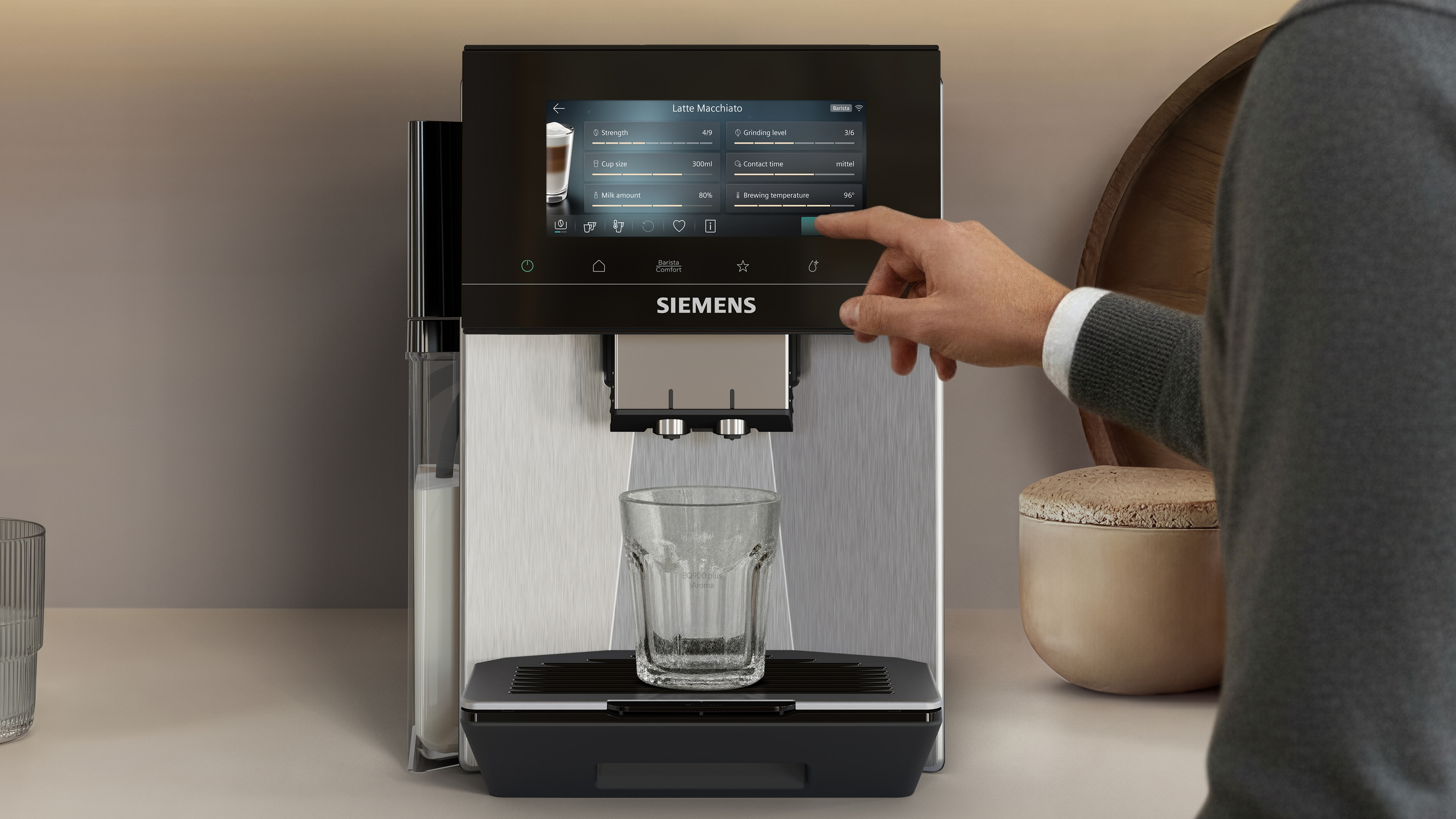 Ein Mann bedient eine Kaffeemaschine, die einen Latte Macchiato zubereitet.
