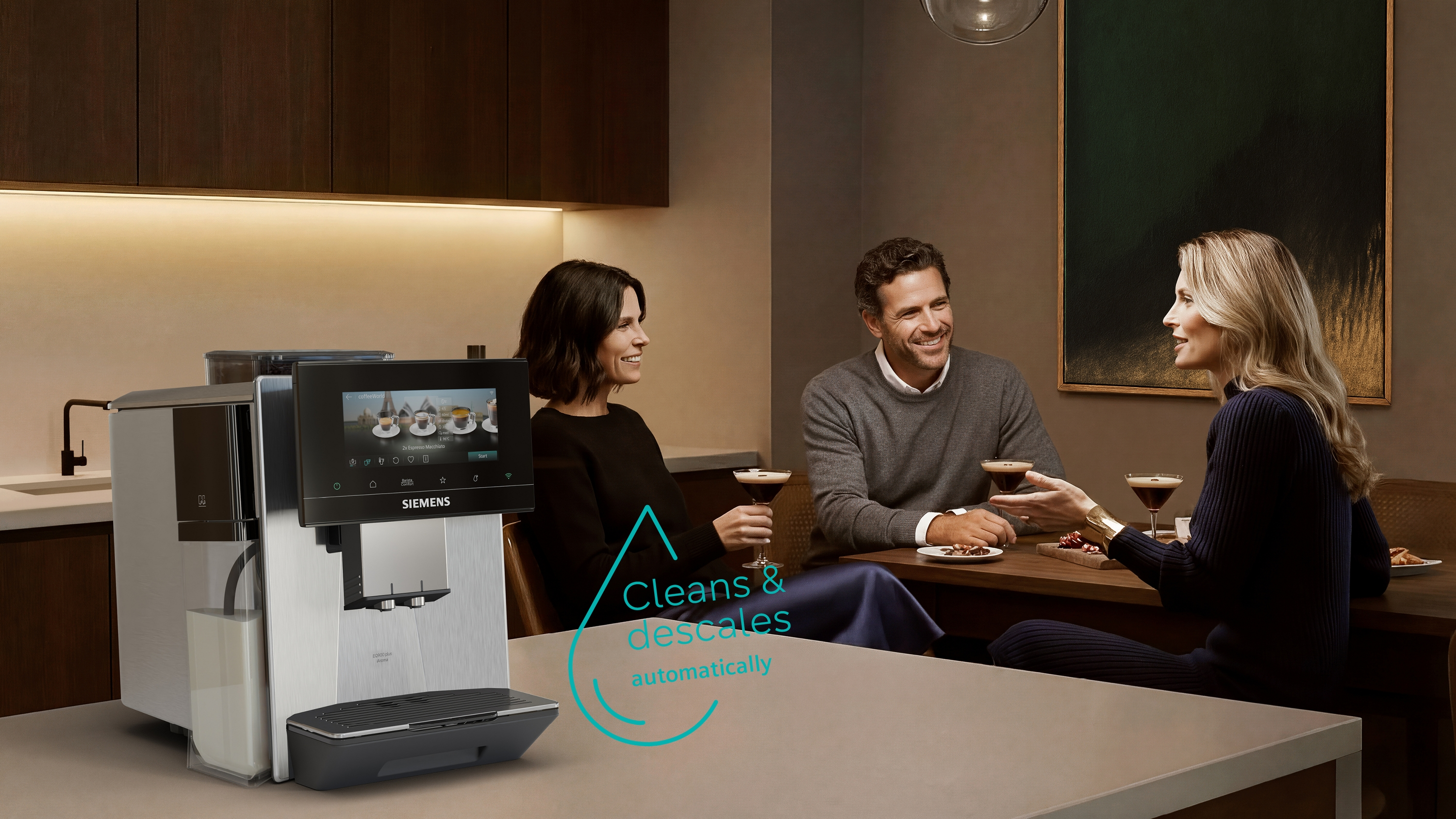 Kaffeemaschine in modernem Zuhause mit drei Personen, die Kaffee trinken.