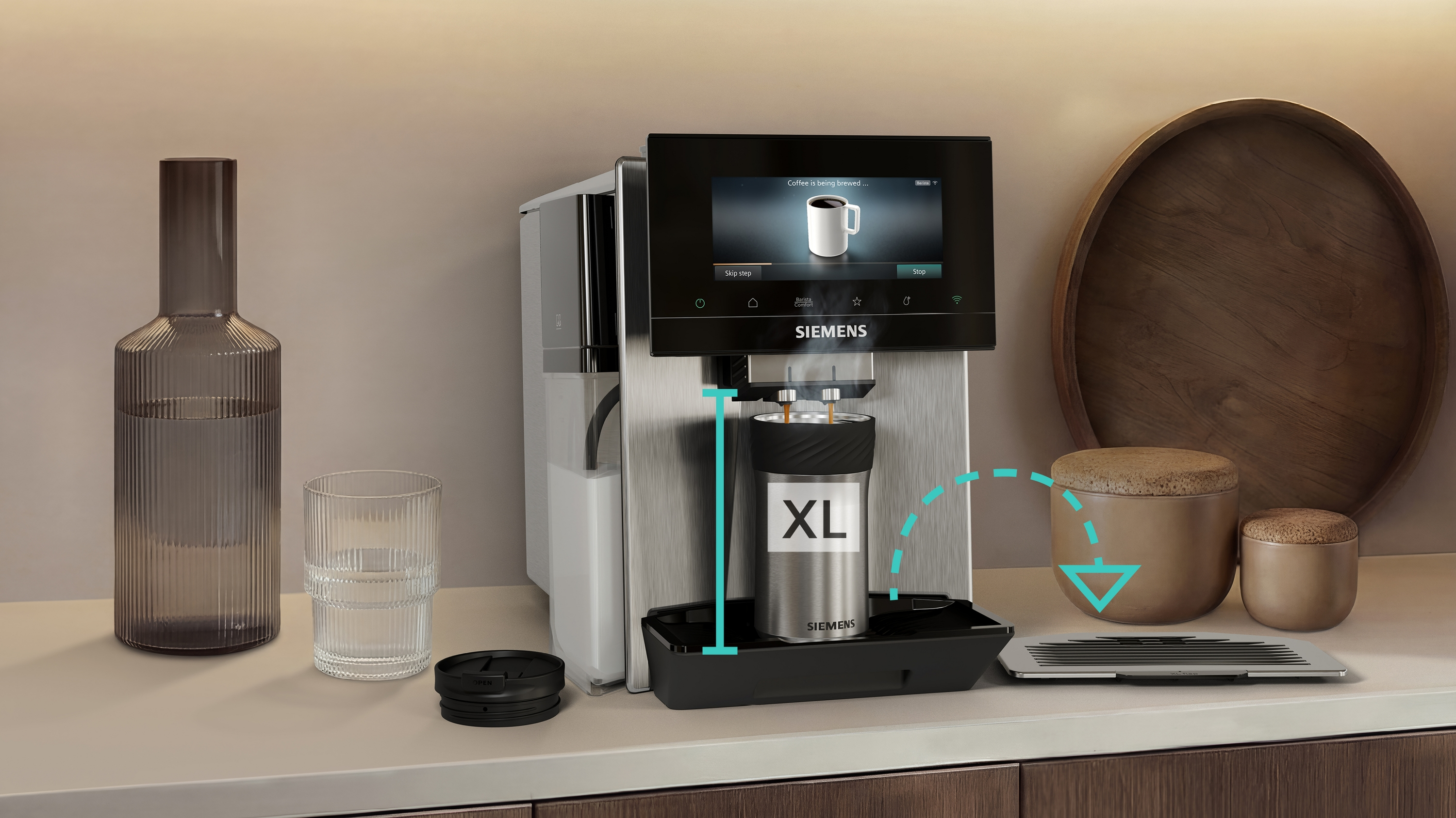Kaffeemaschine brüht Kaffee in XL-Becher; daneben Wasserflasche und Gläser.