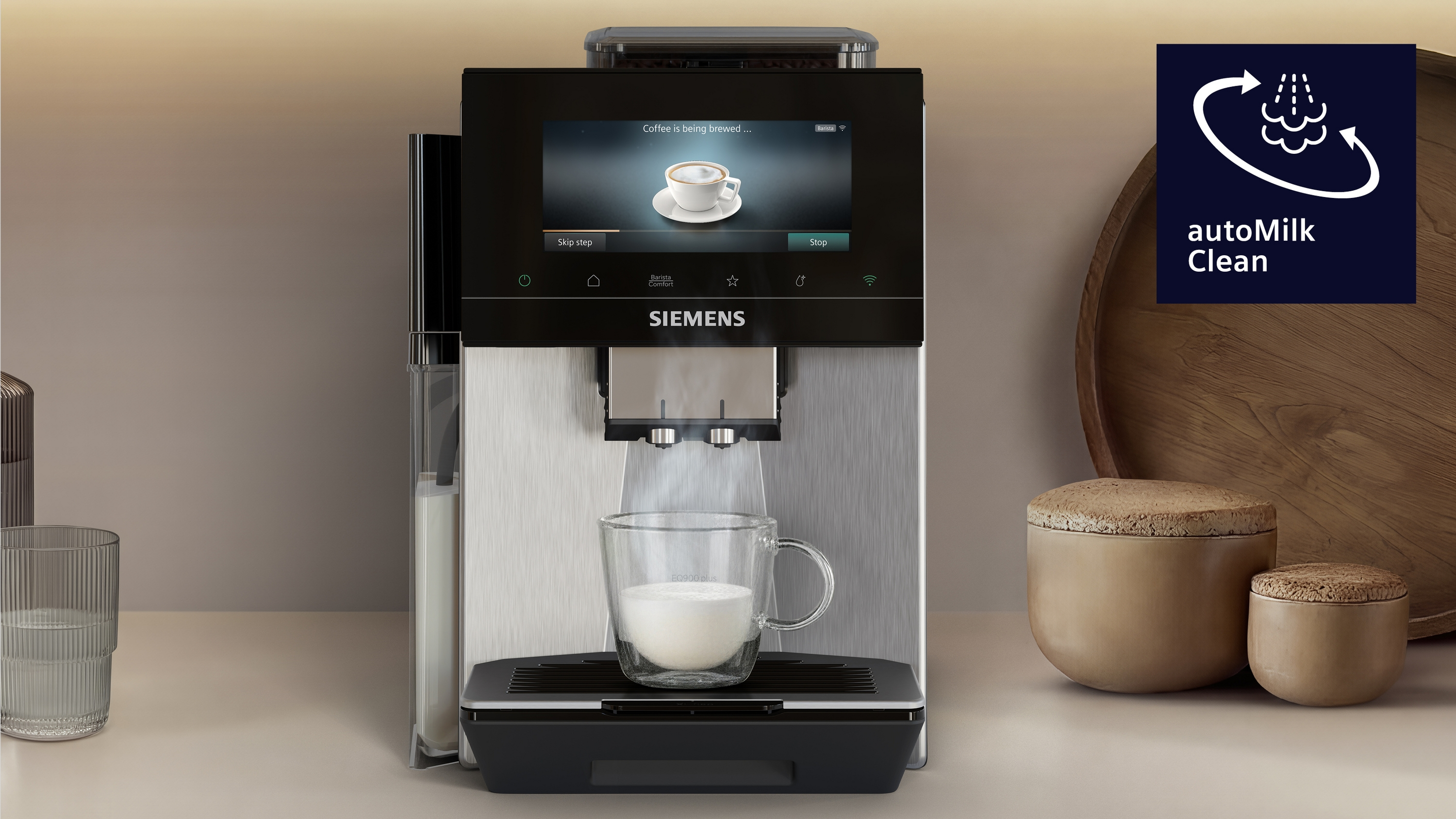 Kaffeemaschine brüht Kaffee mit Milch in Glas. Display zeigt eine Tasse.