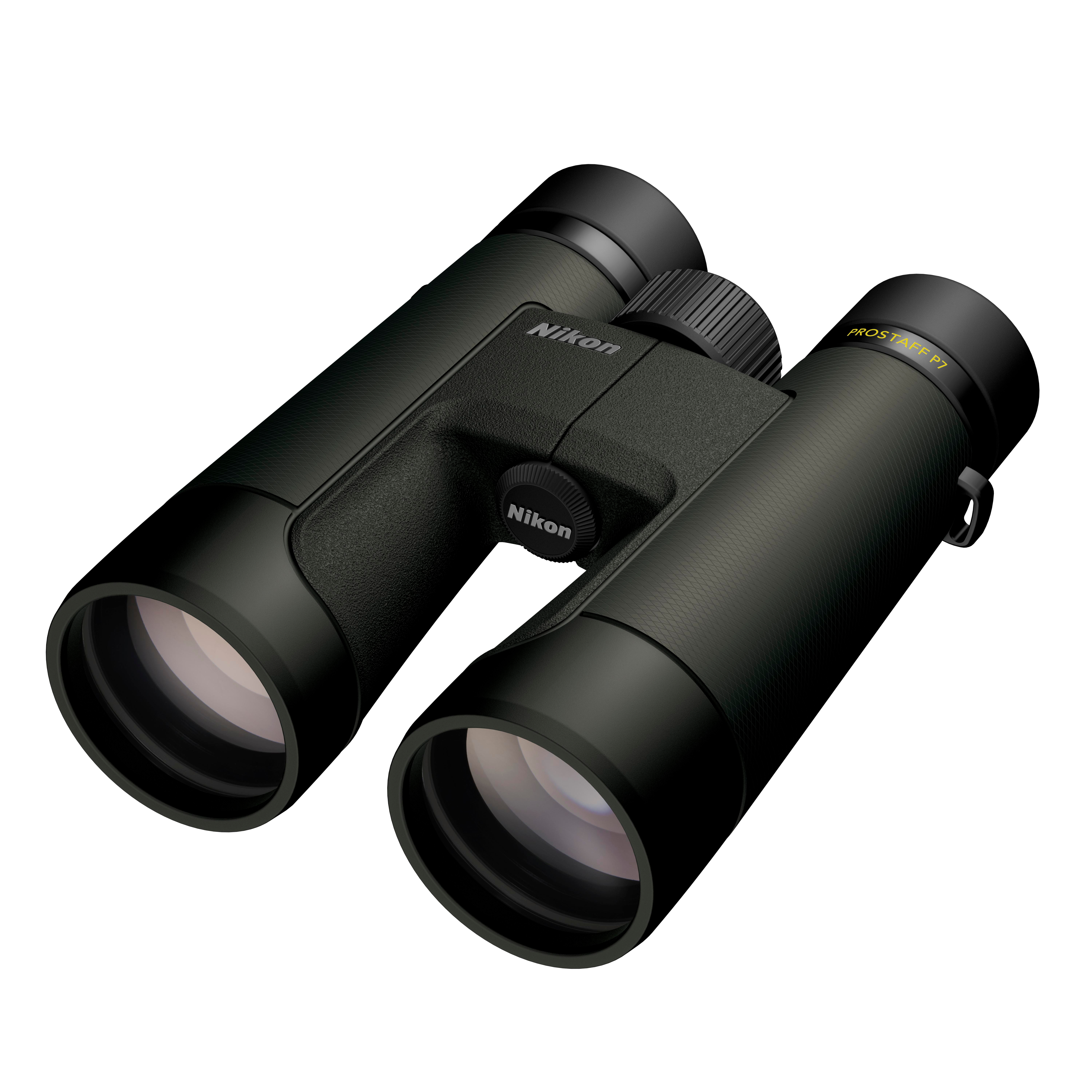 Ein Paar schwarze Nikon Prostaff P7 Ferngläser mit strukturierten dunkelgrünen Gehäusen und klaren Linsen, schräg auf weißem Hintergrund.