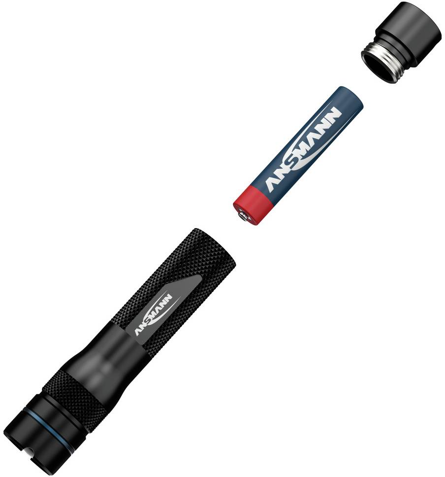 Schwarze Taschenlampe mit Batterie und Kappe, die daneben liegen.