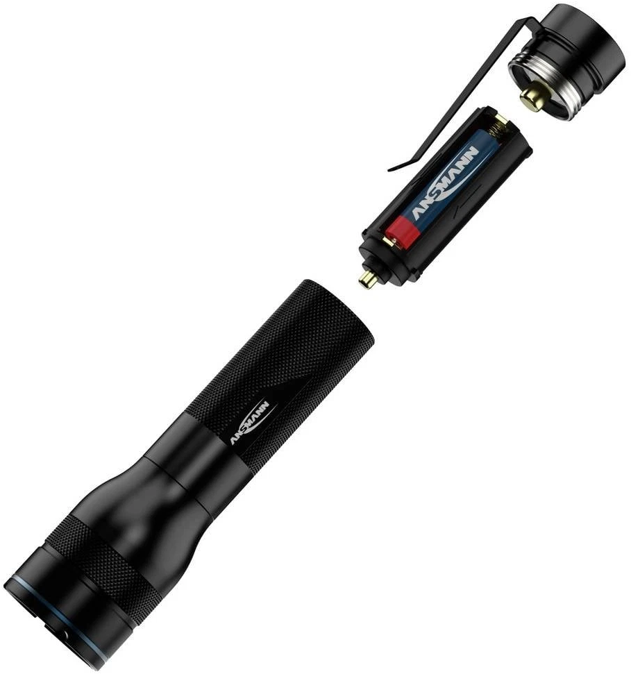 Schwarze Taschenlampe mit herausgenommenem Akku und Lampenkopf.