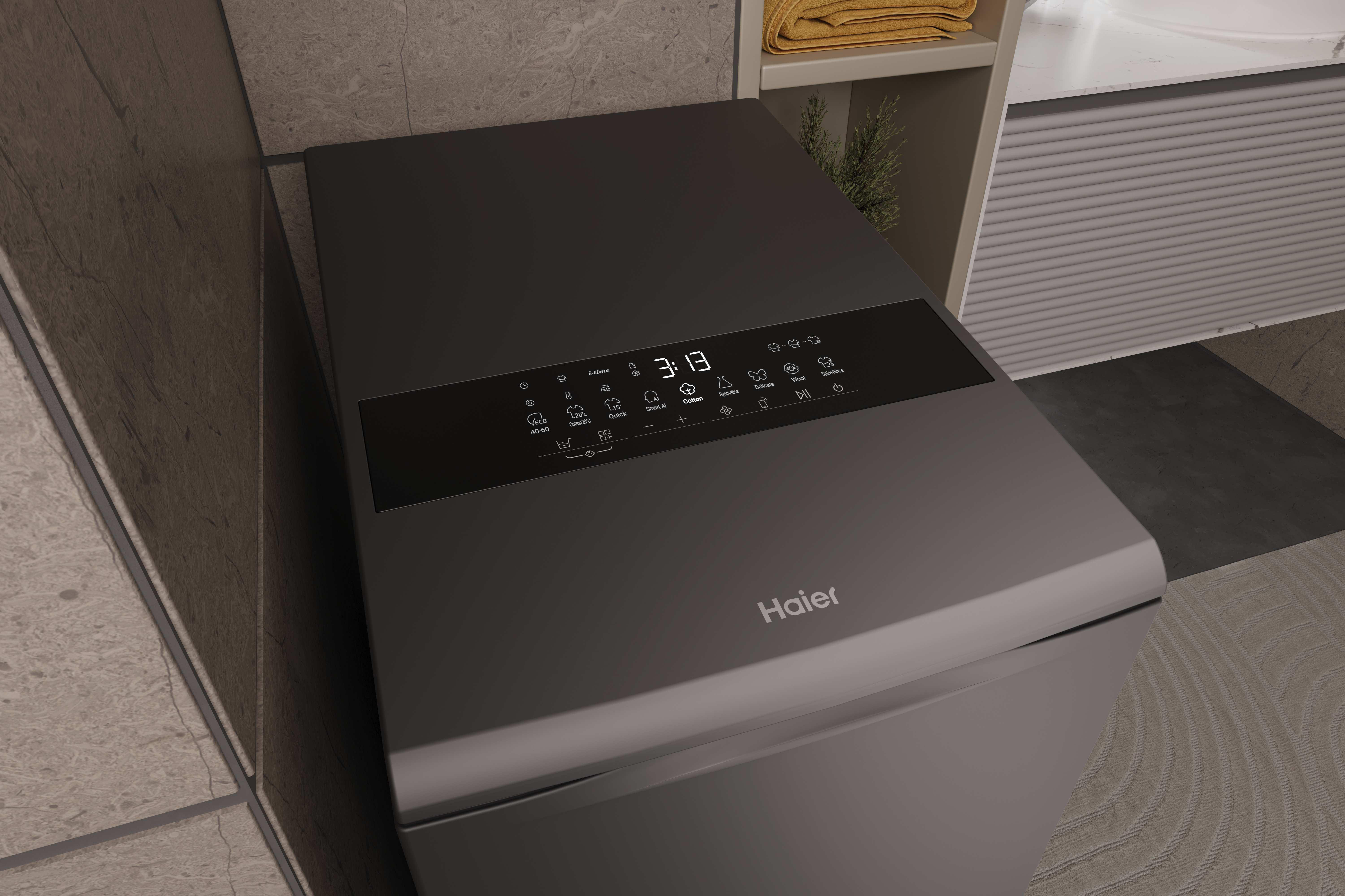 Eine graue Haier-Waschmaschine mit digitalem Display in einem Badezimmer.