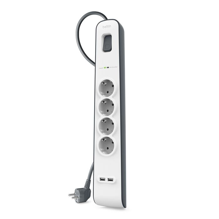 Egy fehér elosztó négy konnektorral, két USB porttal és egy kapcsolóval.