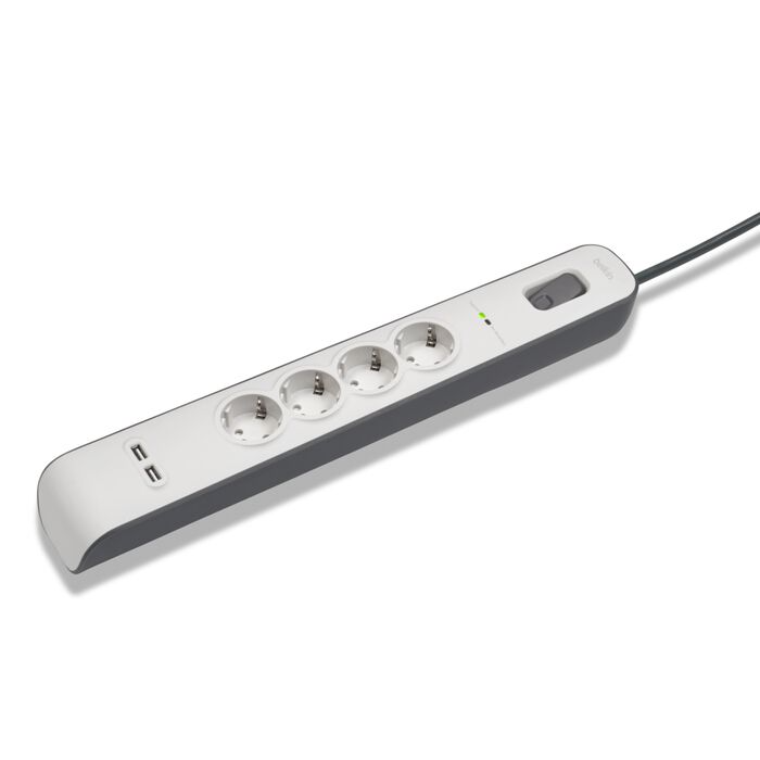 Egy fehér elosztó négy konnektorral és két USB porttal.