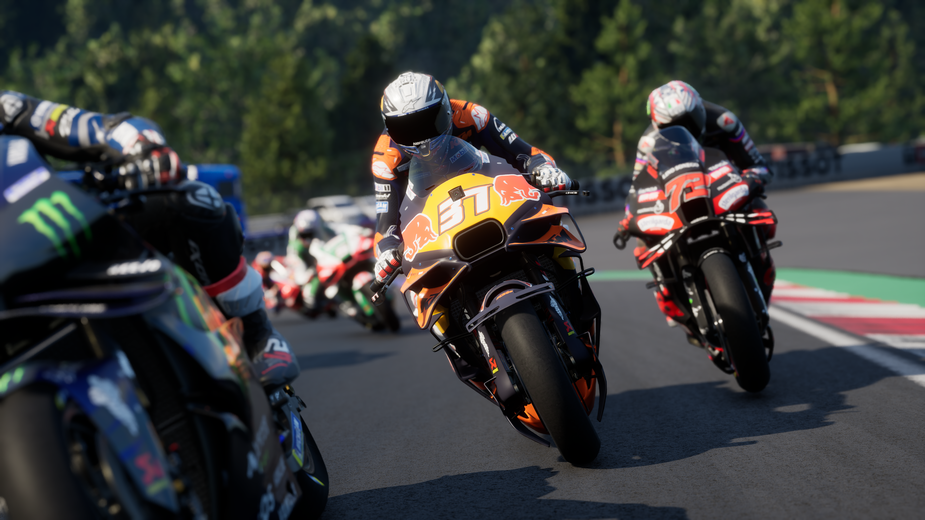 Des motards sur une piste, un pilote au premier plan avec carénage orange et noir.