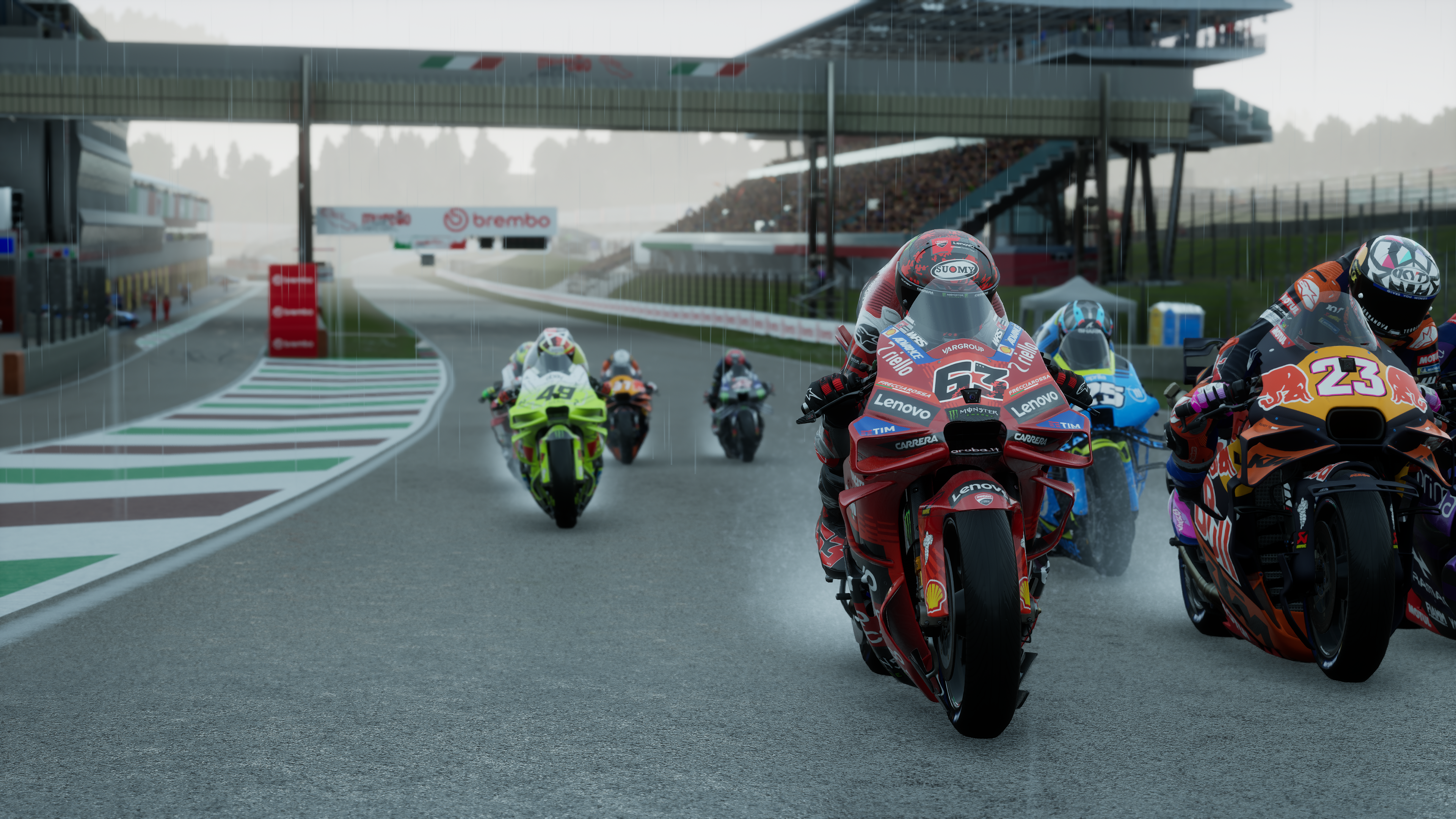 Des motards roulent sur une piste mouillée sous la pluie. Les coureurs sont proches.