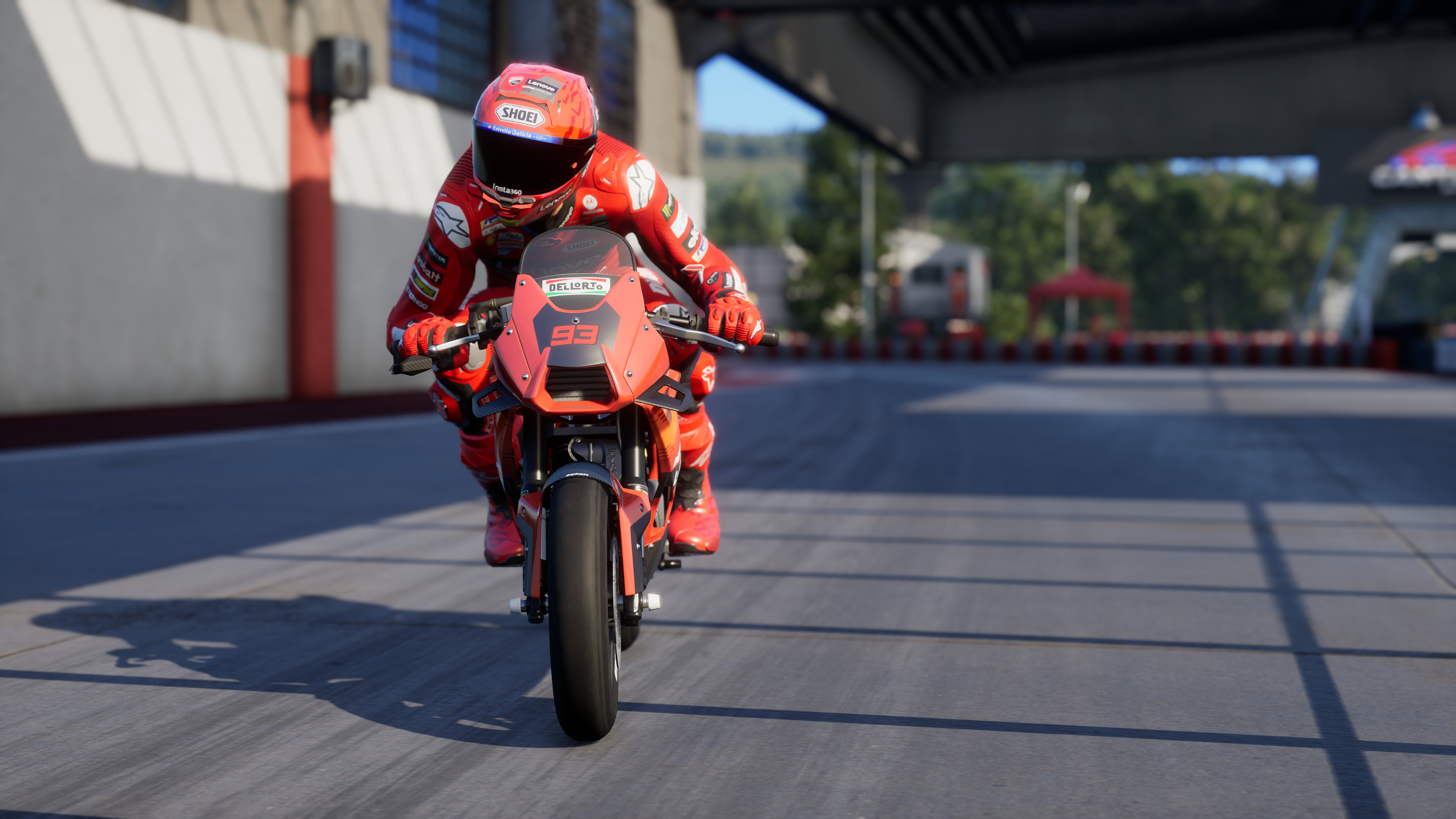 Motard en combinaison rouge roule sur un circuit. Gros plan.