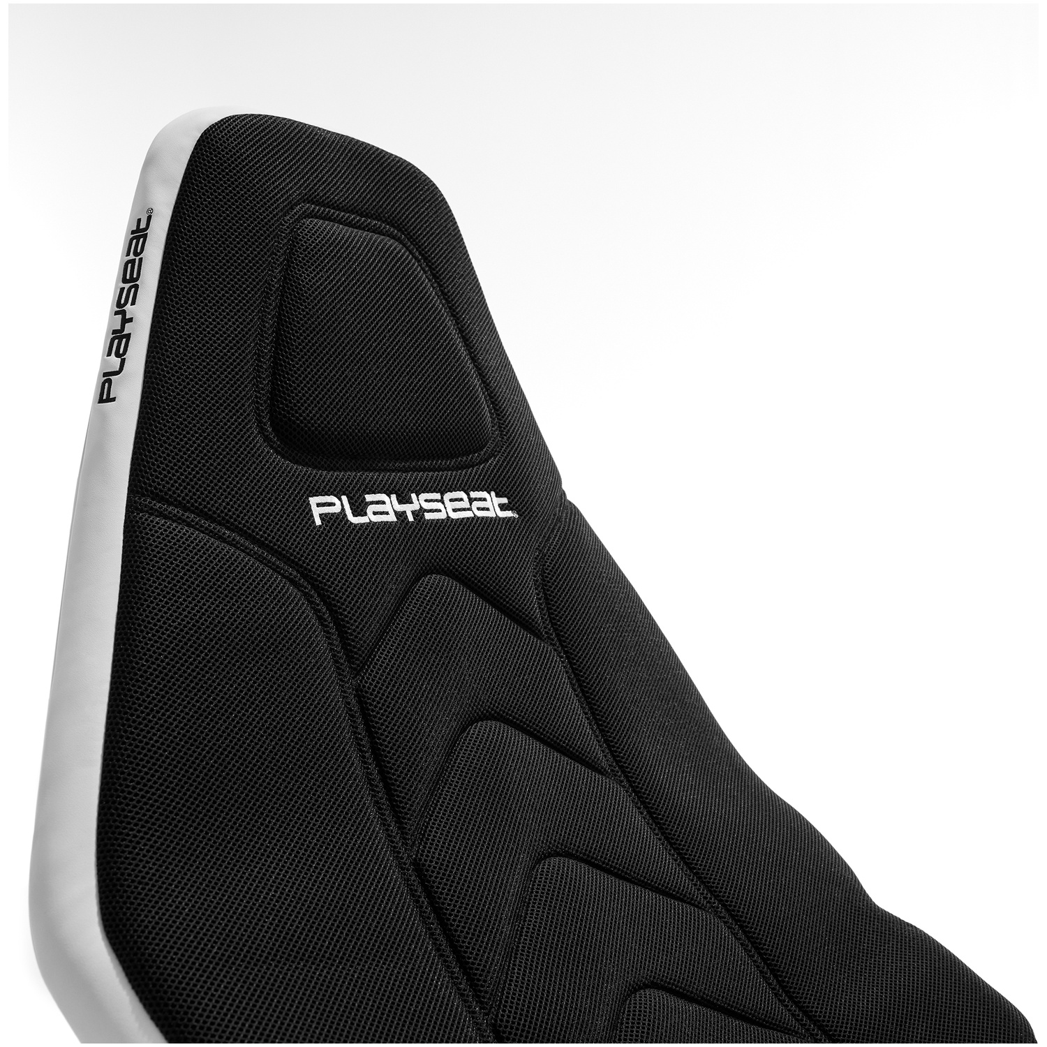Siège de course noir avec bordure blanche et logo Playseat.