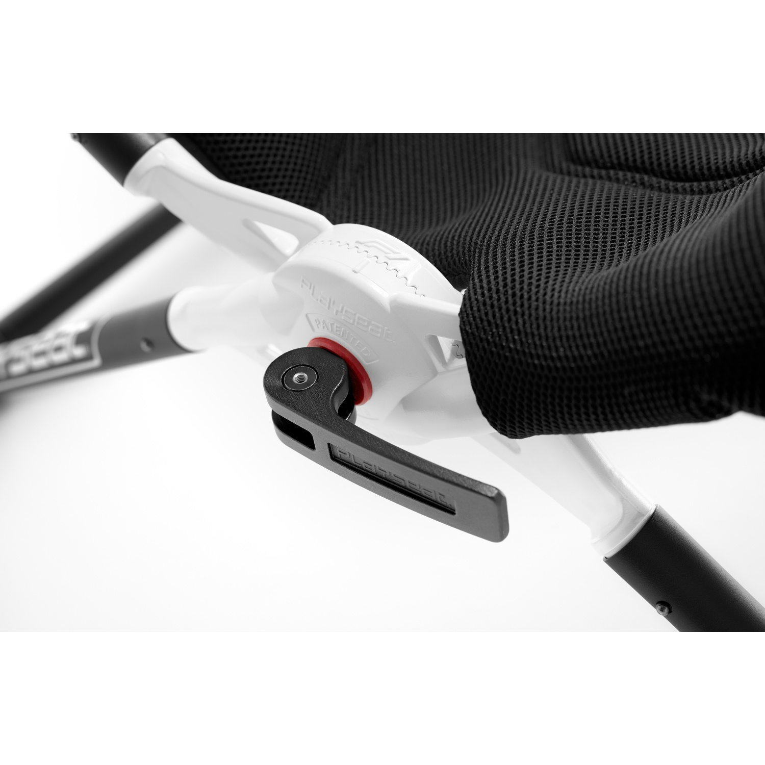 Gros plan d'un mécanisme de chaise pliable noir avec cadre blanc.