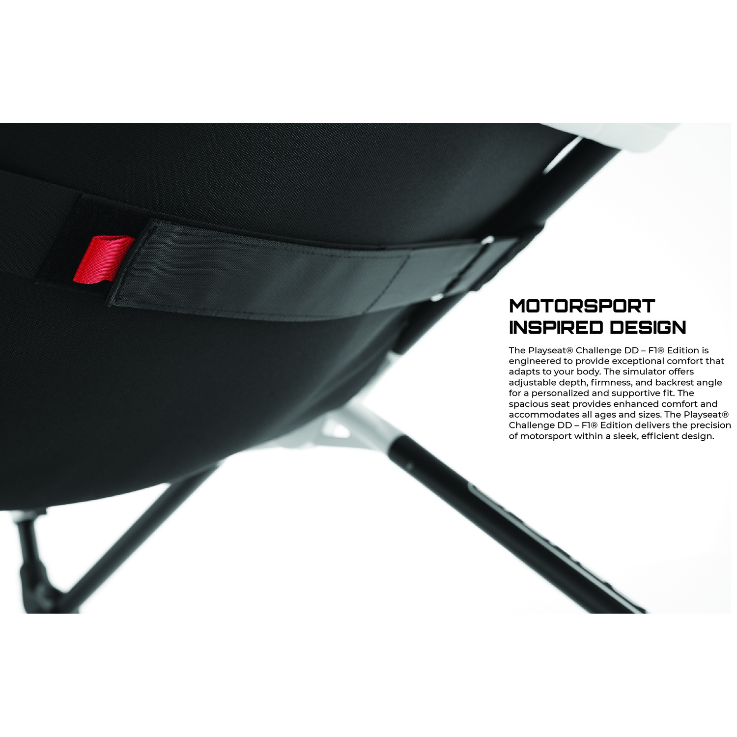 Siège de simulateur de course gris et noir avec sangle rouge. Design inspiré.